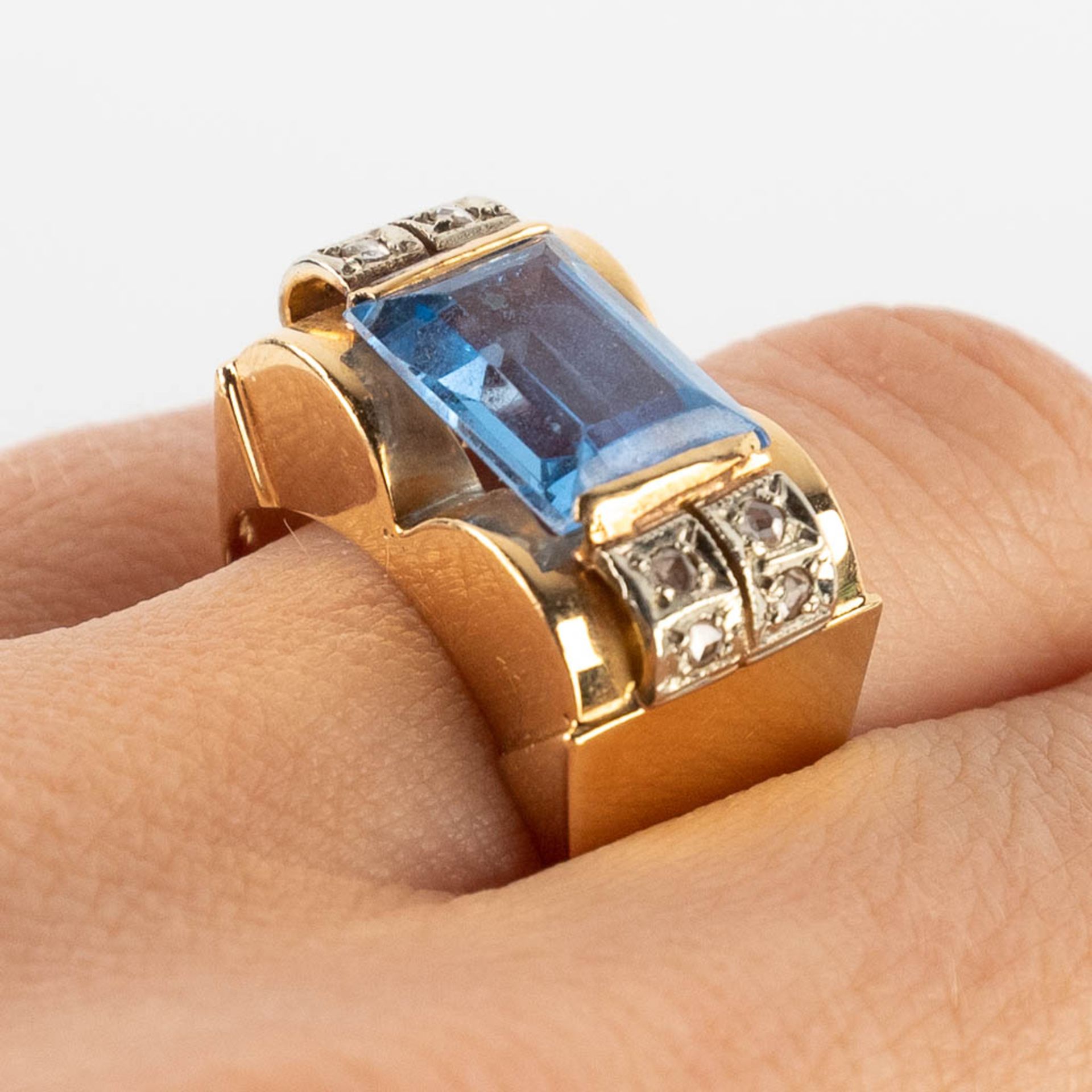 A ring, yellow gold with light blue cut stone/glass. 8,29g. Ring size: 58. 18 karat gold. - Image 9 of 10