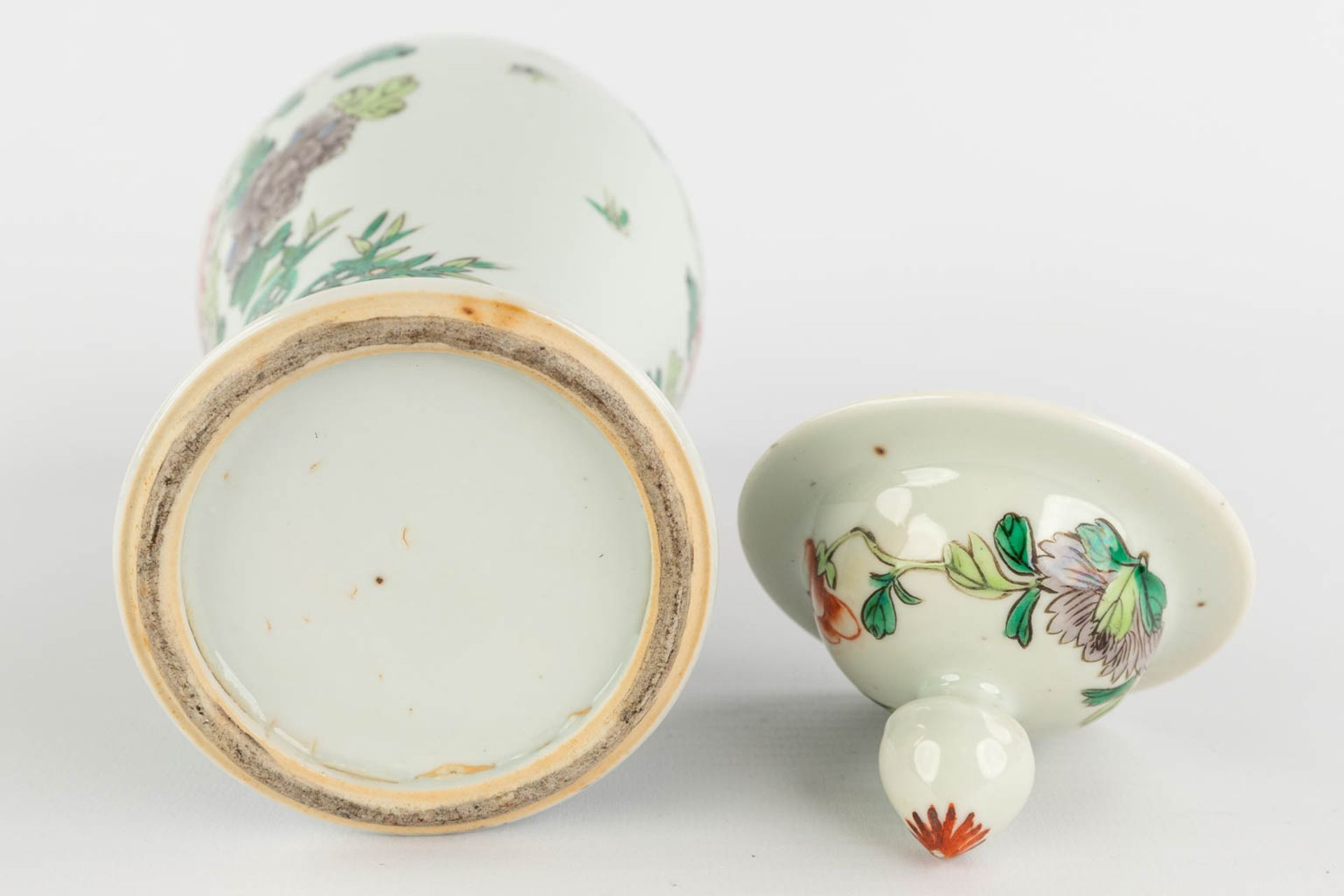 Five pieces of Chinese porcelain and stoneware, Prunus, Famille Verte, and Nanking. 20th C. (H:28 x - Image 9 of 32