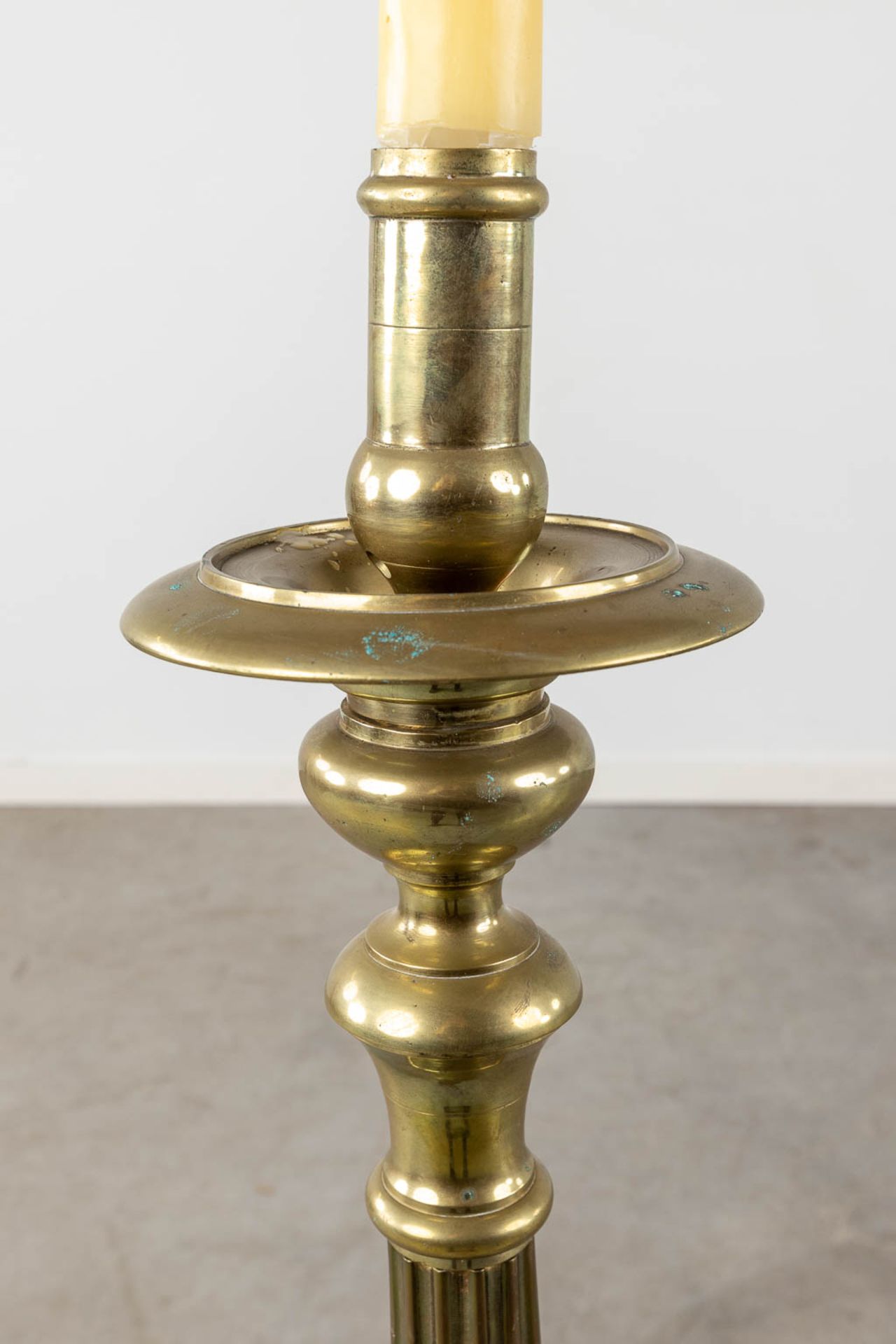 A pair of bronze church candlesticks/candle holders, Louis XV style. Circa 1900. (W:23 x H:105 cm) - Image 9 of 9