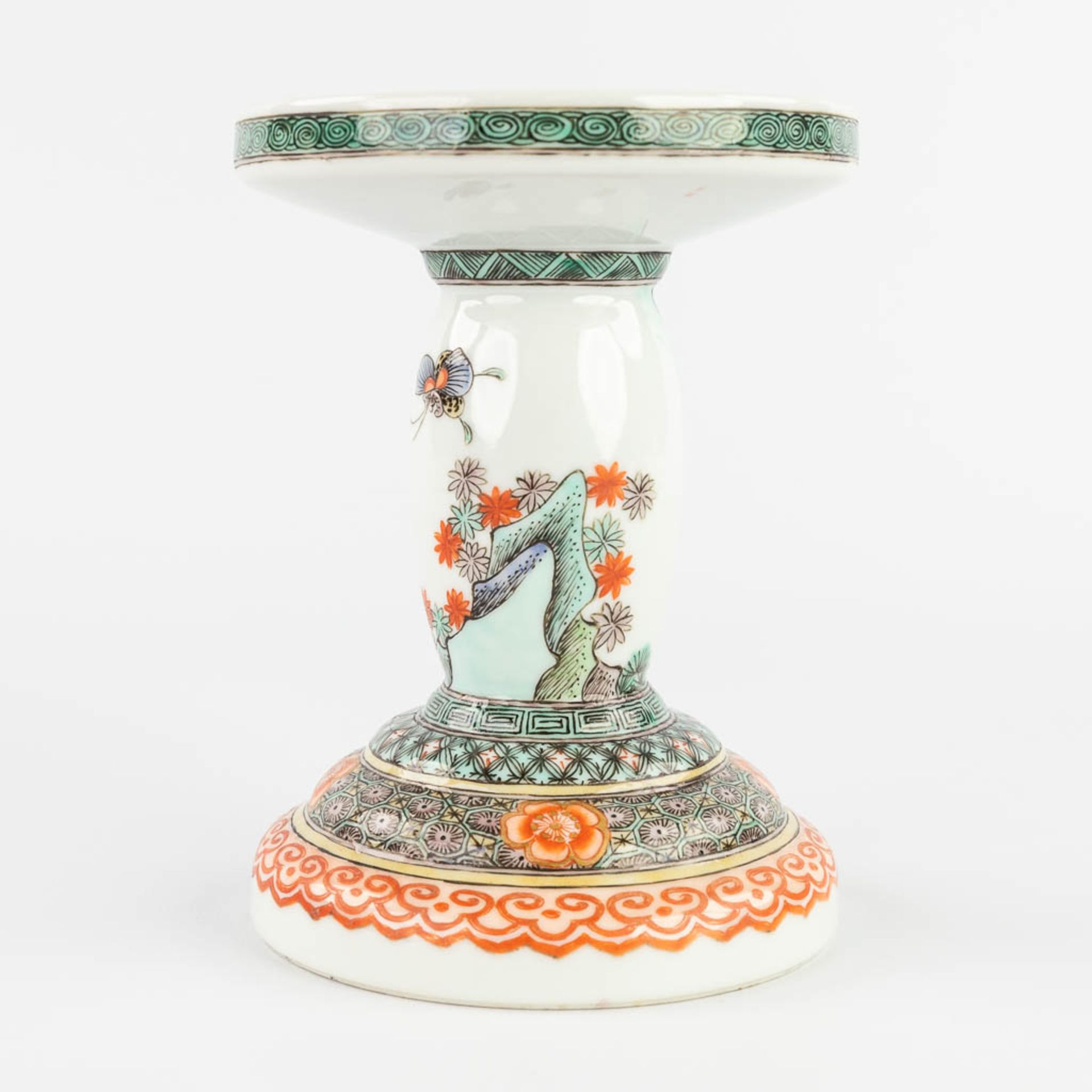 A Chinese porcelain candle holder, decorated with a foo dog. 20th C. (H:14,5 x D:11 cm) - Image 6 of 13