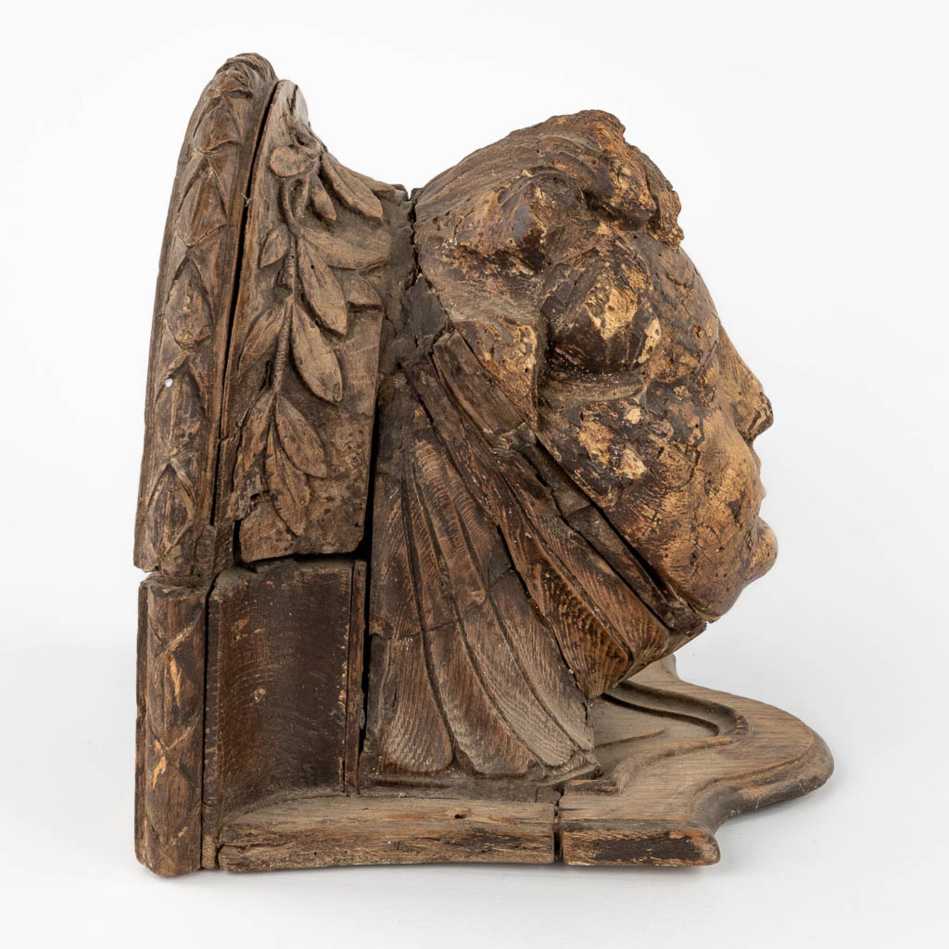 An antique, wood-sculptured corbel with an angel figurine. Oak, 17thC. (L:30 x W:28 x H:27 cm) - Bild 6 aus 11