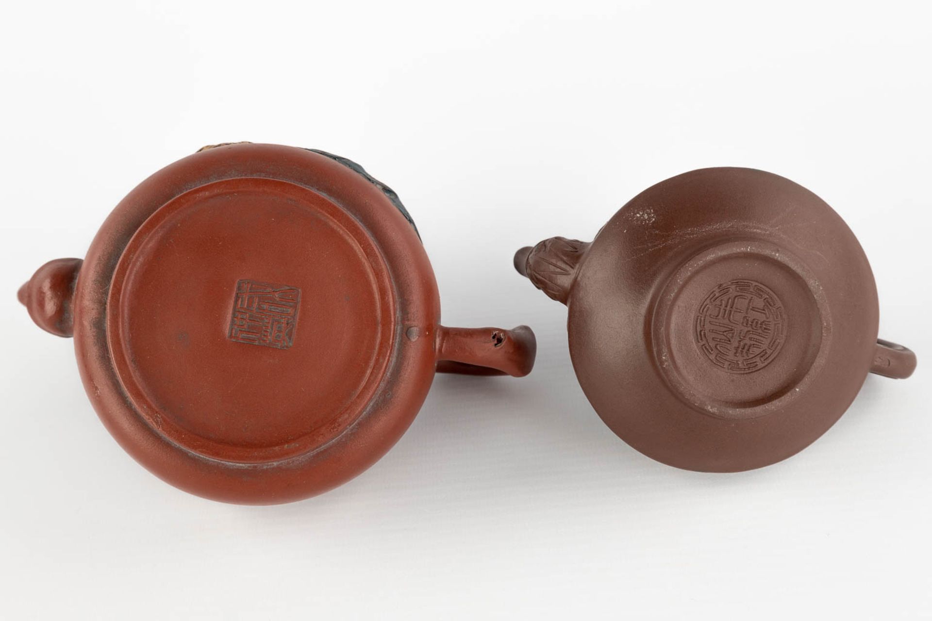Two Chinese Yixing stoneware teapots, 20th C. (L:11 x W:18 x H:10 cm) - Image 8 of 18