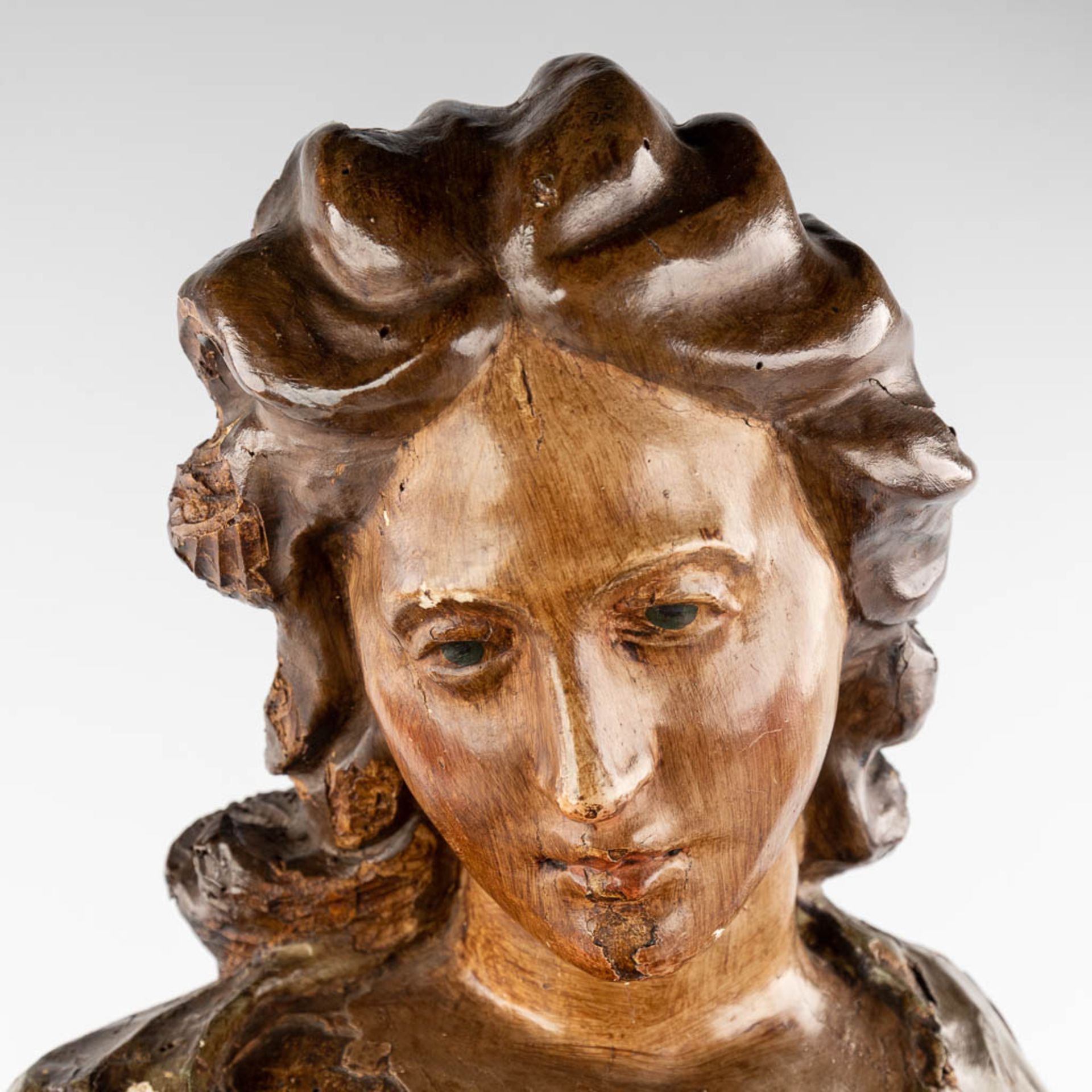 An antique wood-sculptured figurine of a praying lady. 18th C. (L:21 x W:33 x H:85 cm) - Image 8 of 16