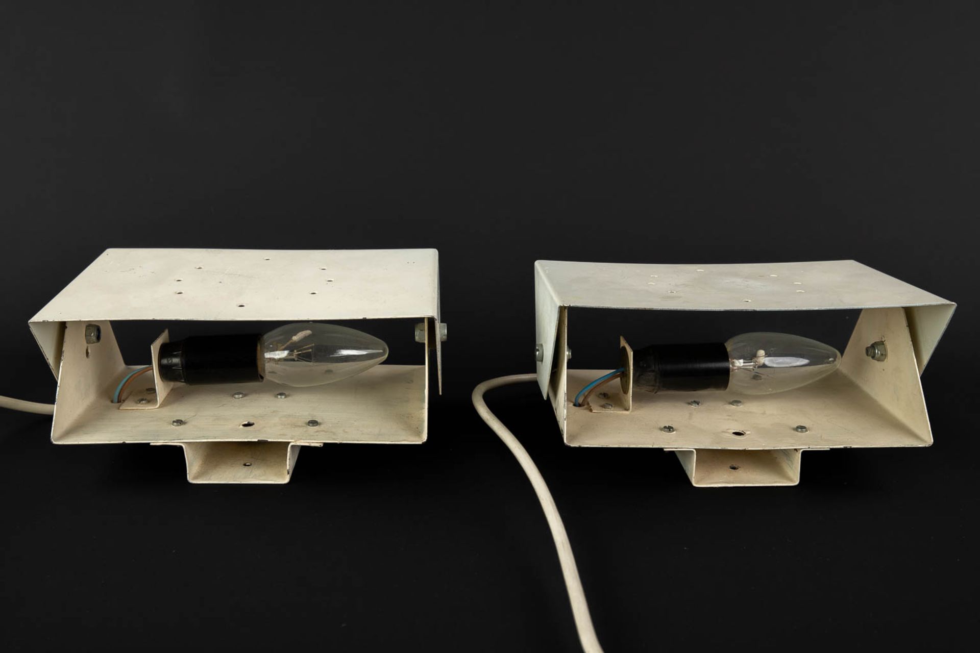 A pair of wall lights, patinated metal in the style of Charlotte Perriand. (L:10 x W:20,5 x H:12 cm) - Bild 5 aus 8