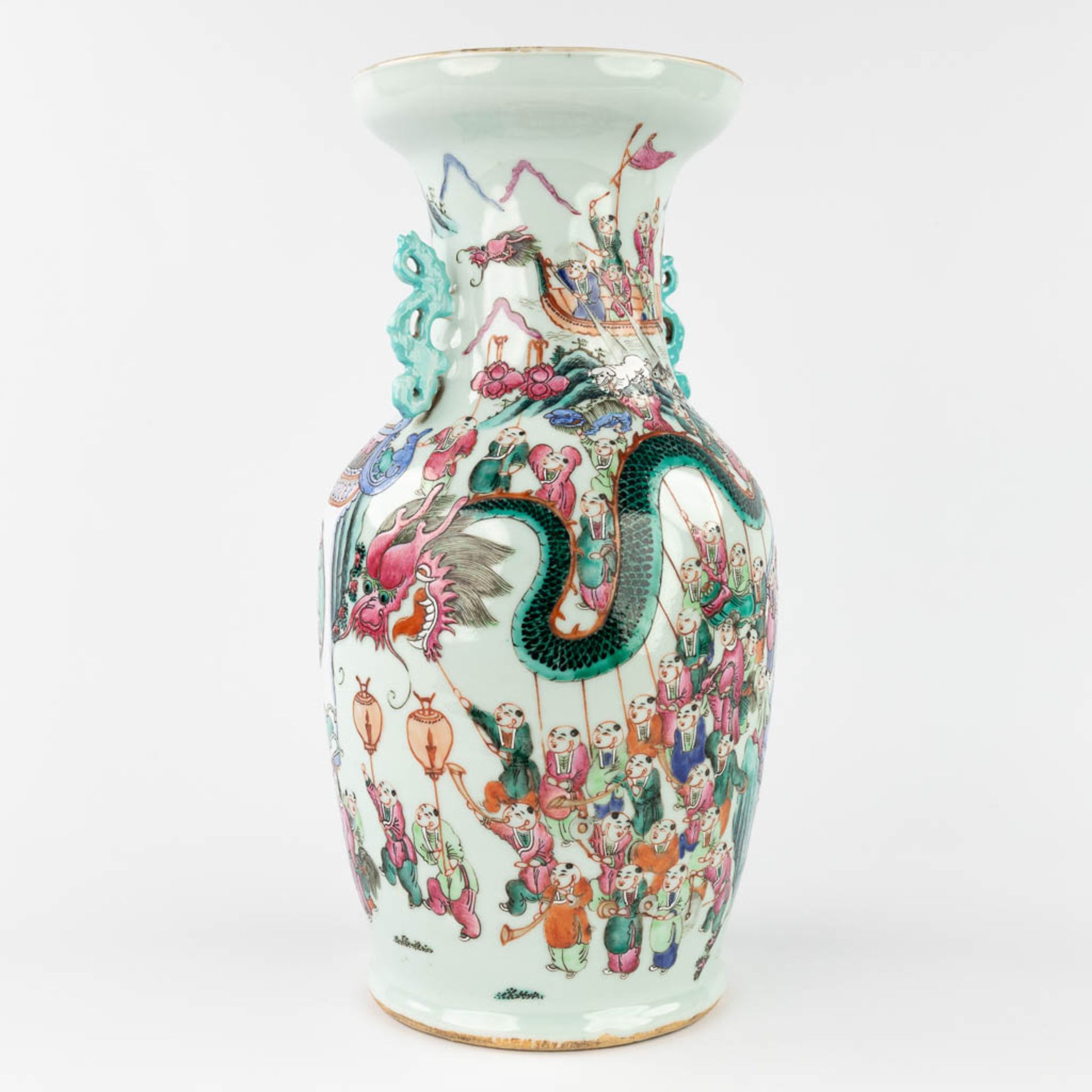 A Chinese Famille Rose '100 Boys' vase. 19th C. (H:44 x D:23 cm) - Image 3 of 13