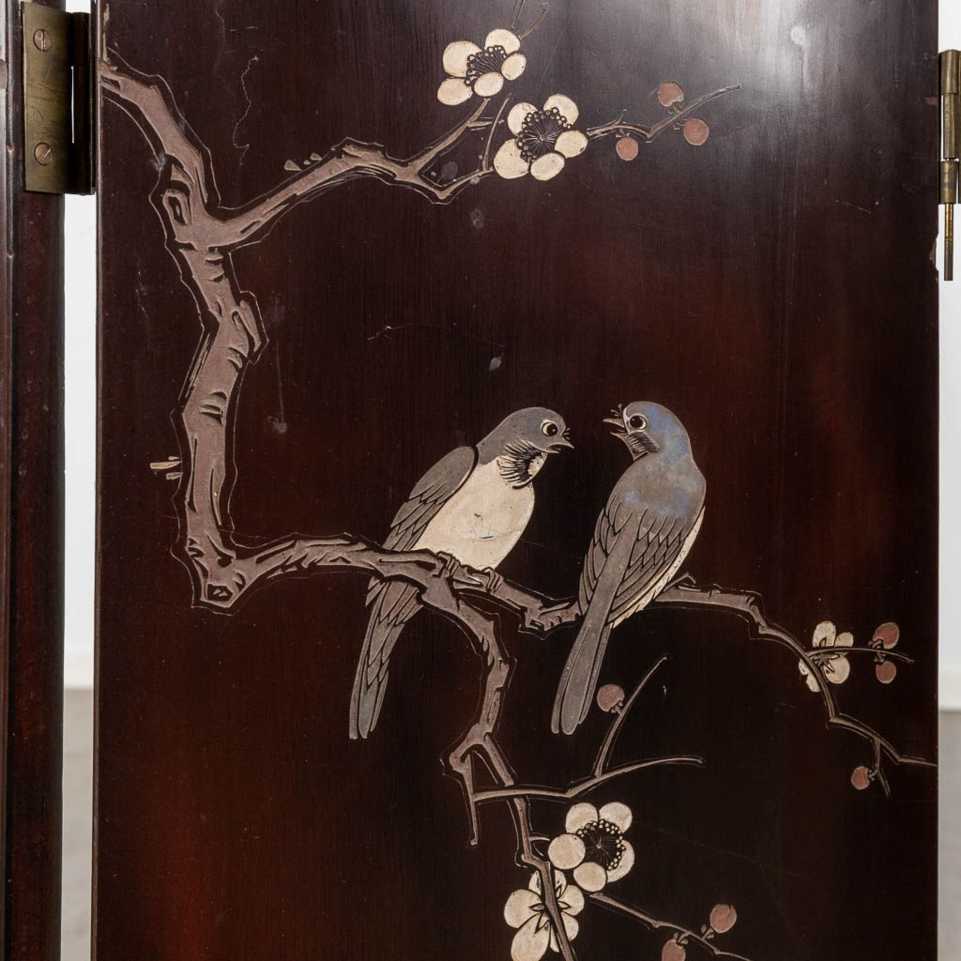 A room divider, screen with Chinoiserie decors, Fauna, Flora and playing children. Circa 1900. (W:10 - Image 14 of 17