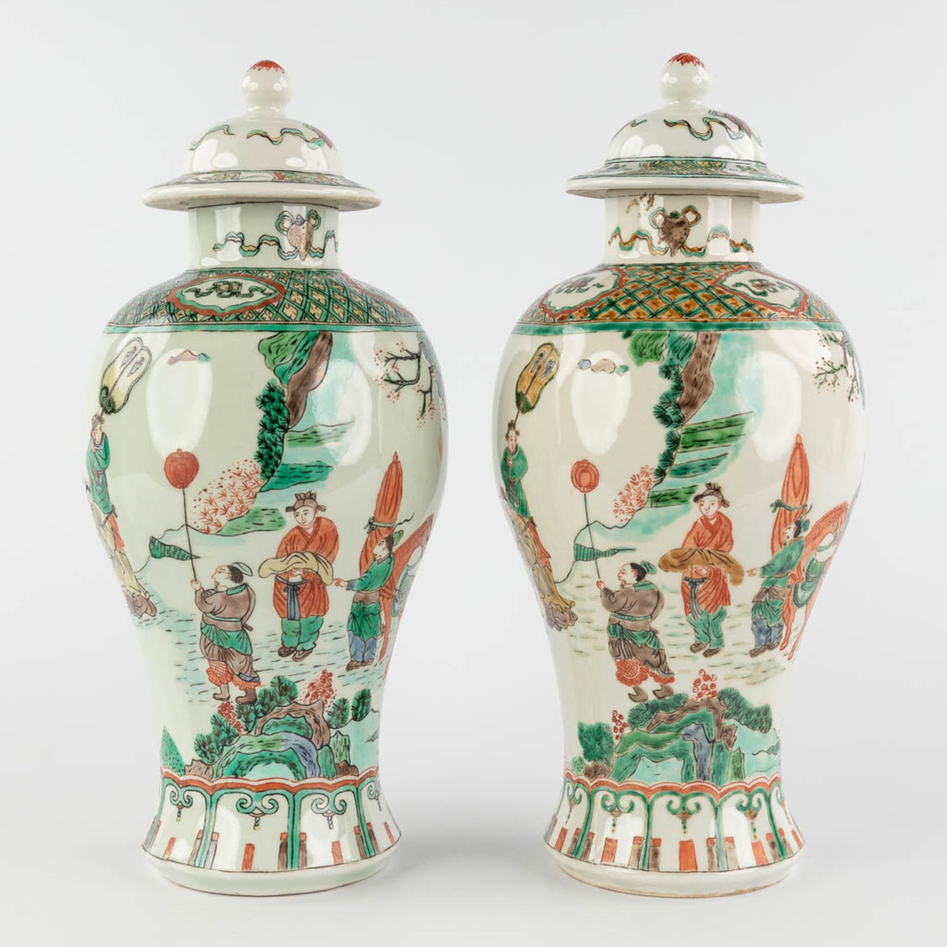 A pair of Chinese Famille Verte with farmers and symbols of happiness. 19th/20th C. (H:29 x D:13 cm) - Image 3 of 14