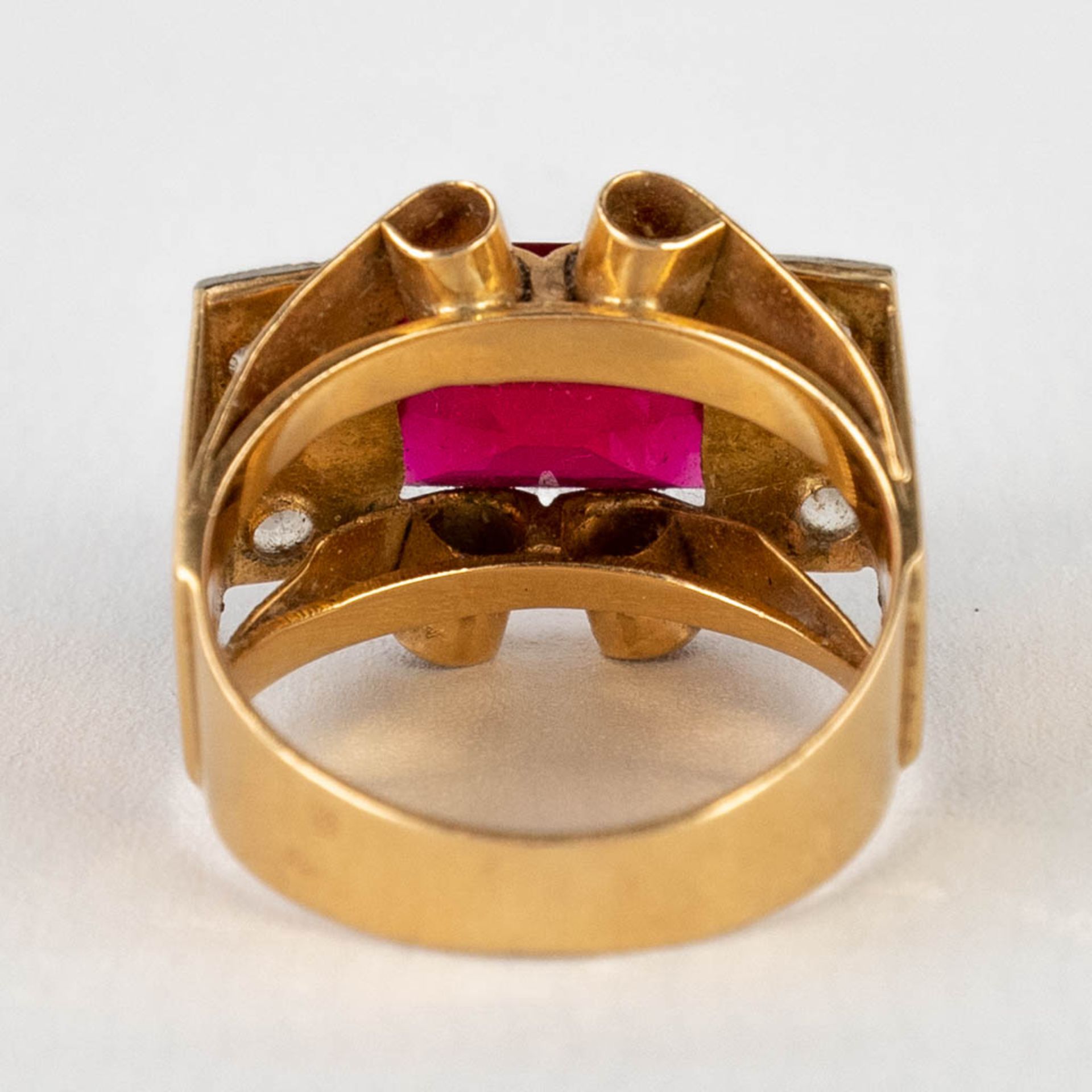 A yellow gold ring with cut red stone/glass and 6 diamonds. Ring size 55. 6,58g. - Image 6 of 11