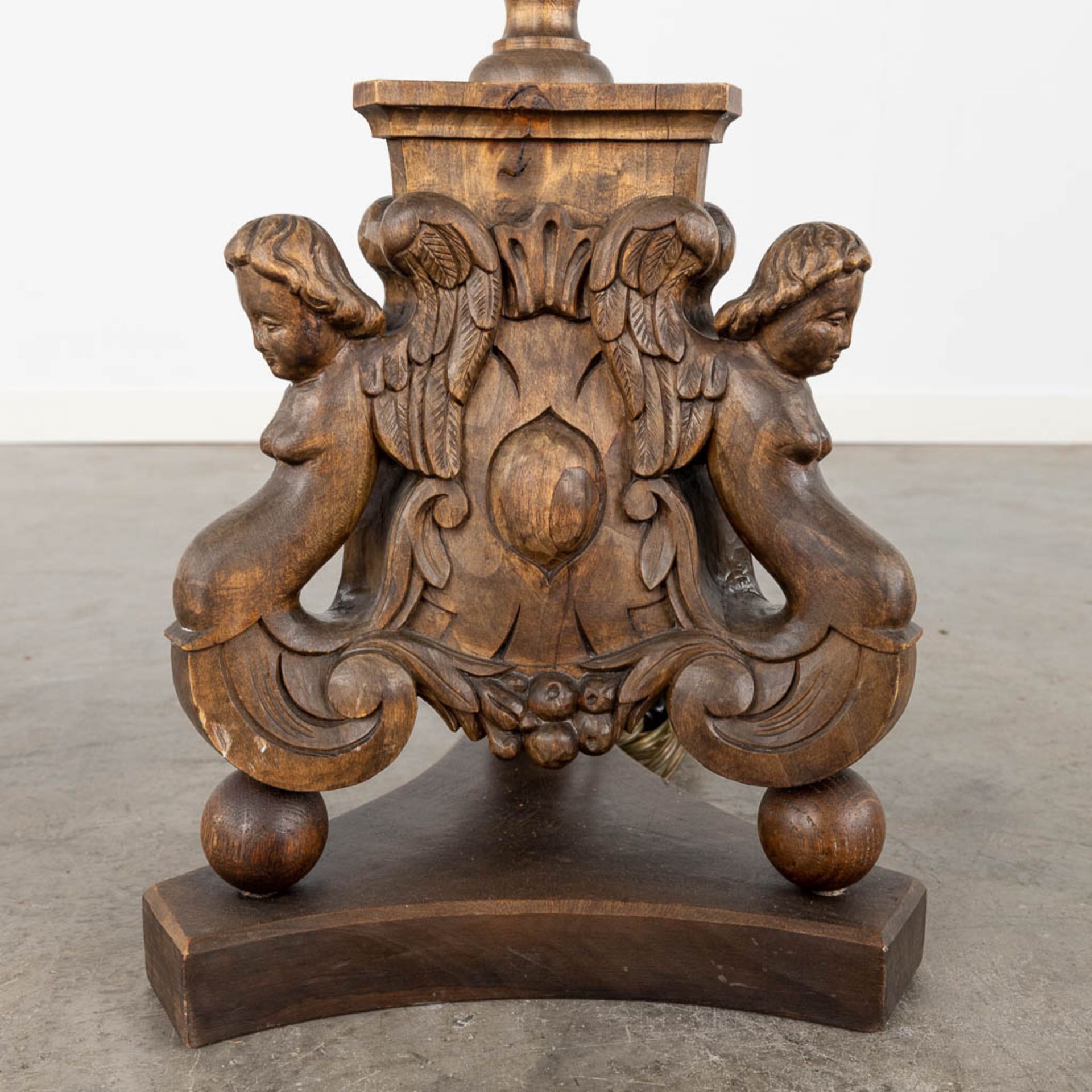 A wood-sculptured lamp base or candle holder, decorated with angels. (H:121 x D:23 cm) - Image 6 of 12