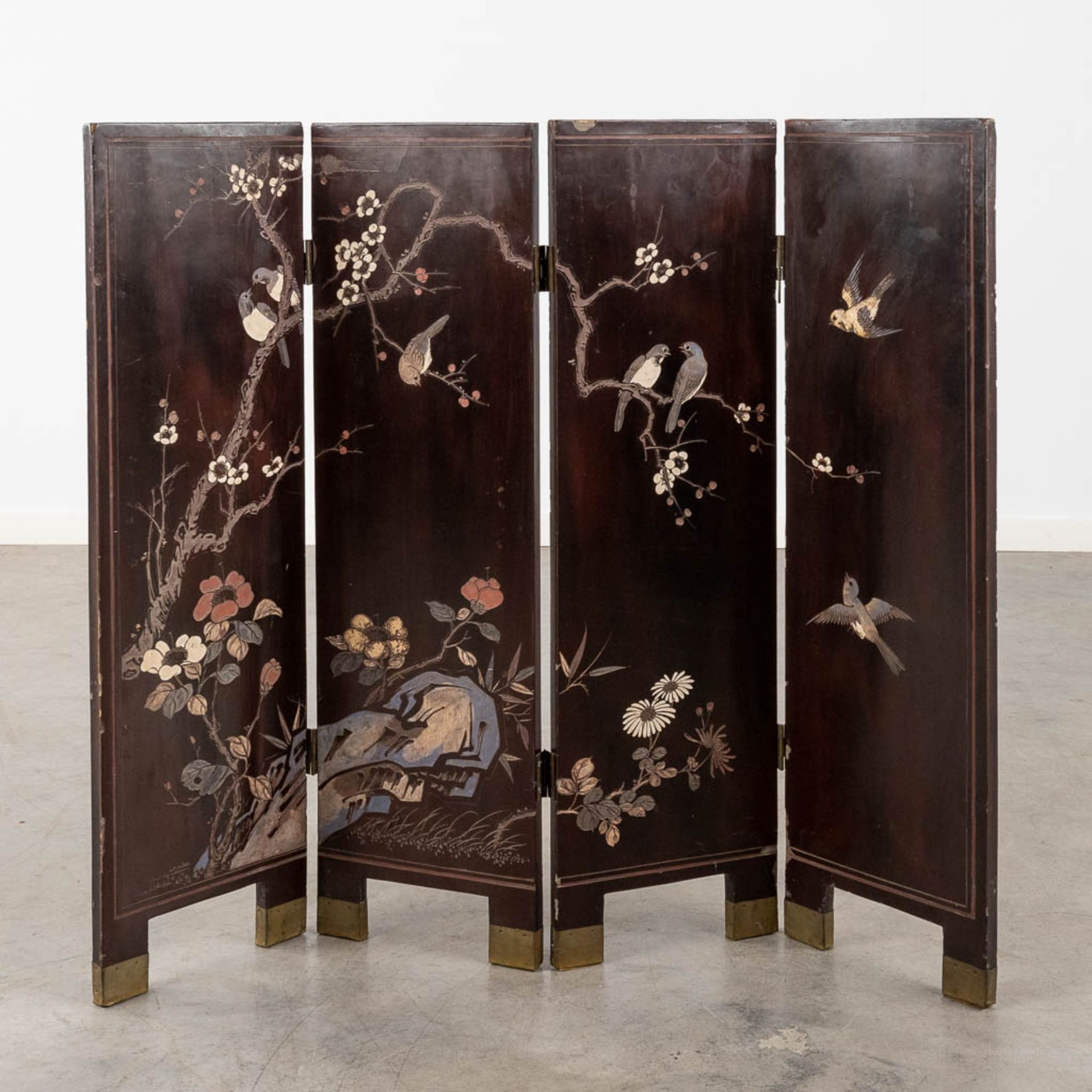 A room divider, screen with Chinoiserie decors, Fauna, Flora and playing children. Circa 1900. (W:10 - Image 11 of 17
