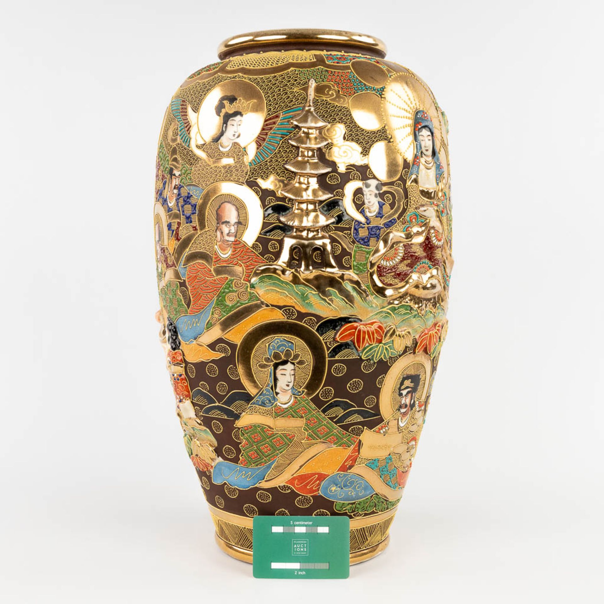 A large vase, Satsuma faience decorated with men and ladies, Japan. 20th C. (H:48 x D:28 cm) - Image 2 of 17