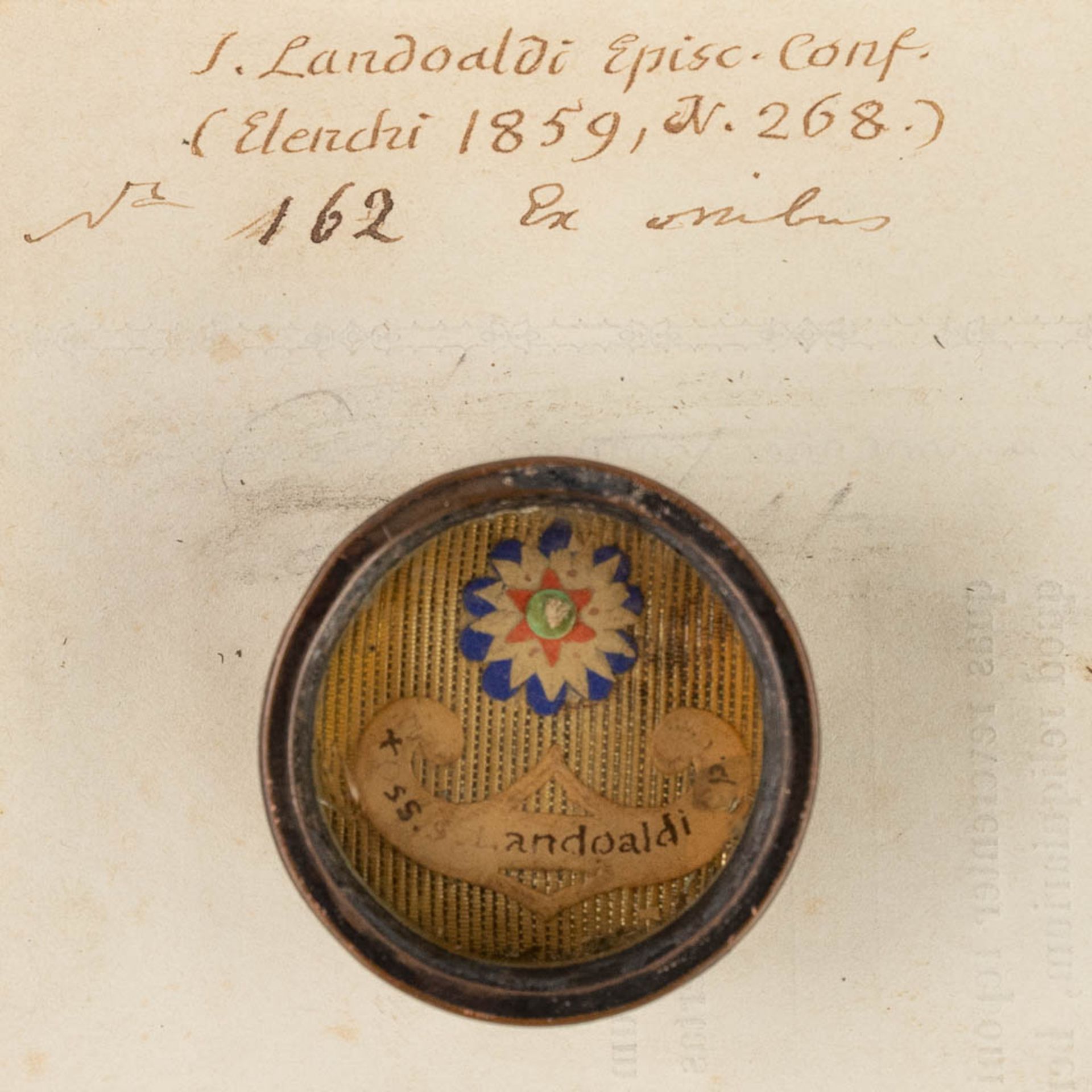 A sealed Theca with relic: Ex ossibus Sancti Landoaldi Episcopi Confessoris (H:1,6 x D:3,4 cm) - Image 3 of 6