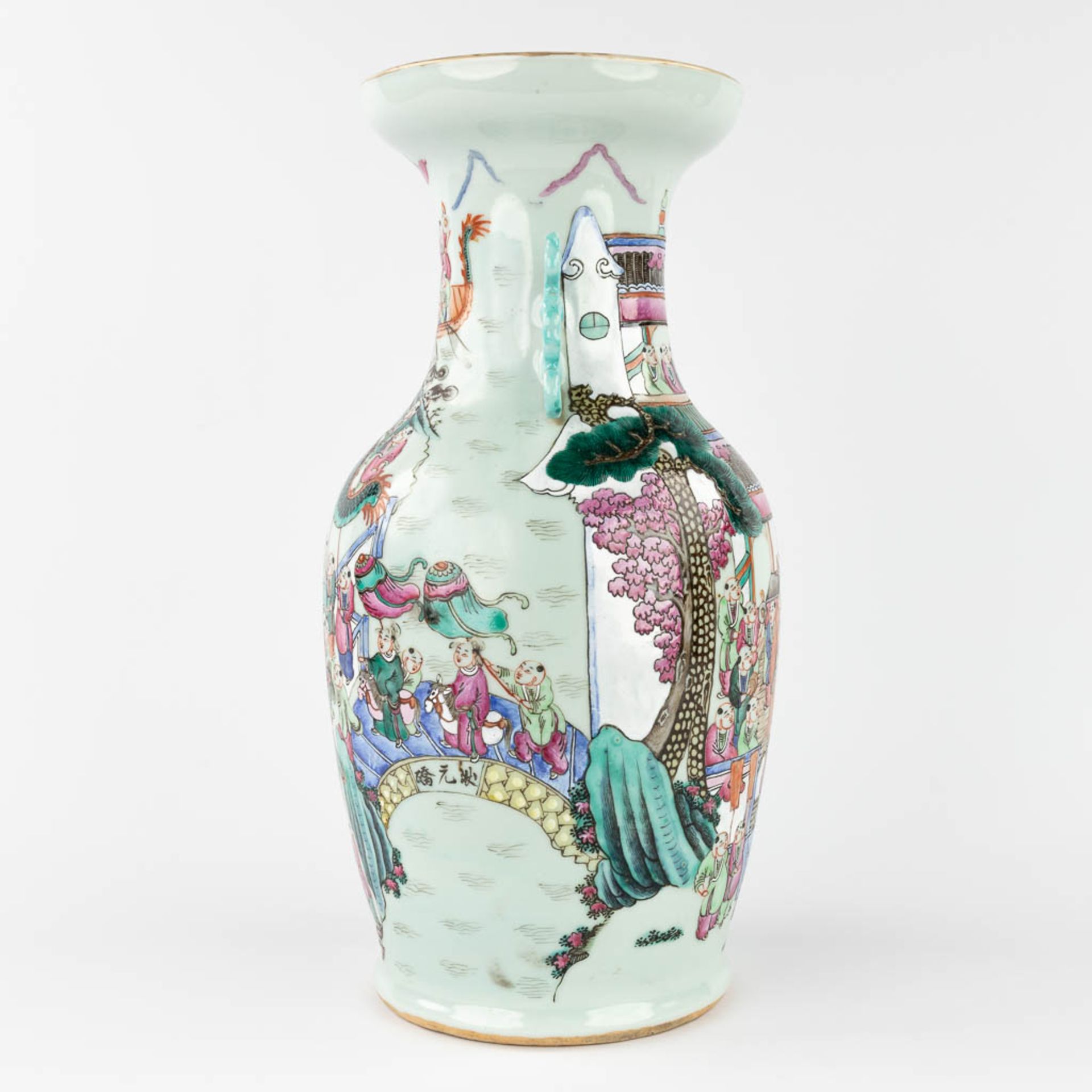 A Chinese Famille Rose '100 Boys' vase. 19th C. (H:44 x D:23 cm) - Image 6 of 13