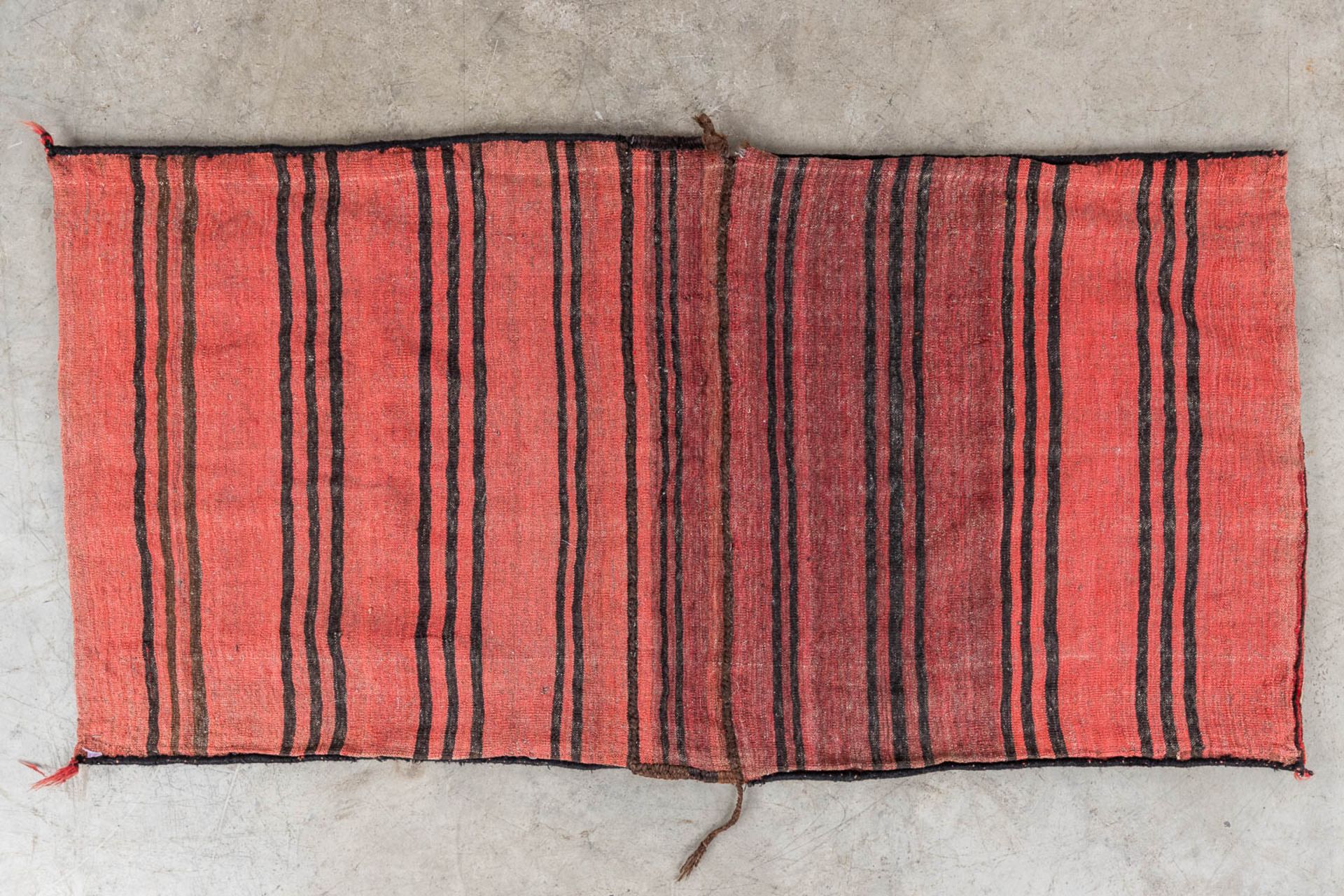 A carrying saddle bag for camels, hand-made. (L:74 x W:149 cm) - Image 4 of 10