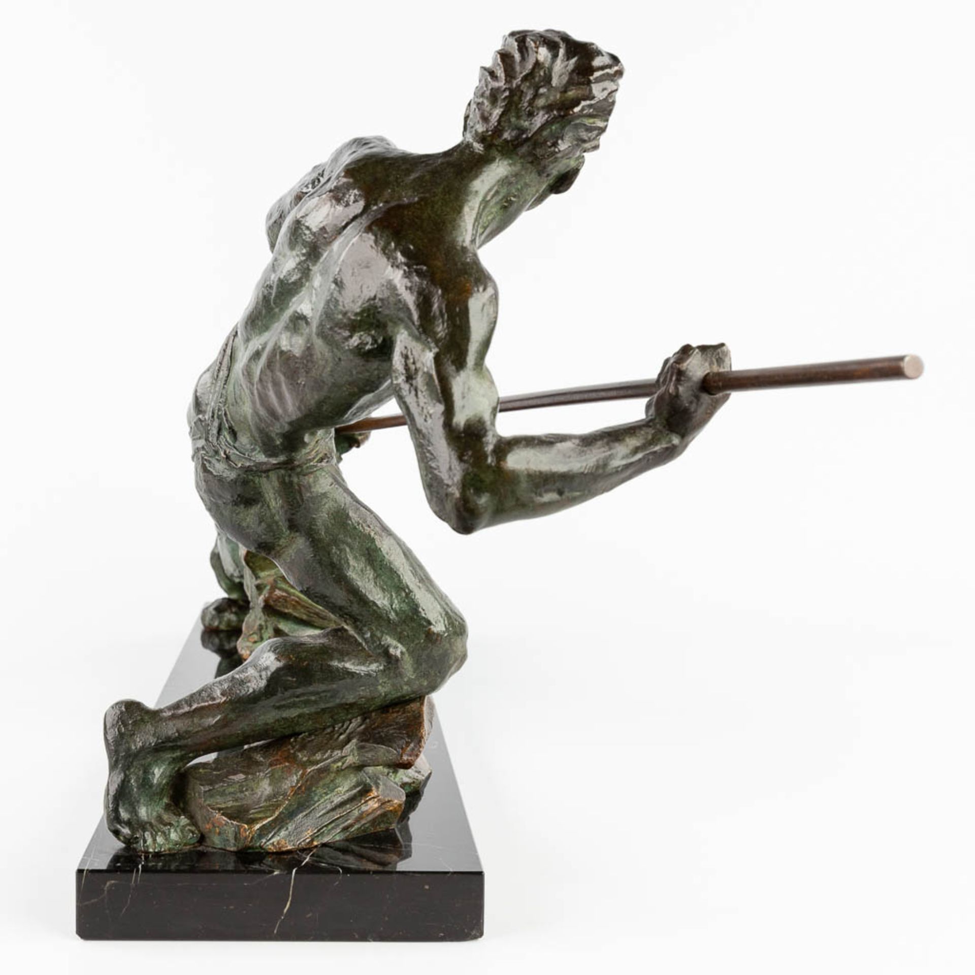 P. BERJEAN (XX) Fighting a lion, patinated bronze, marble. (L:29 x W:100 x H:37 cm) - Bild 6 aus 11