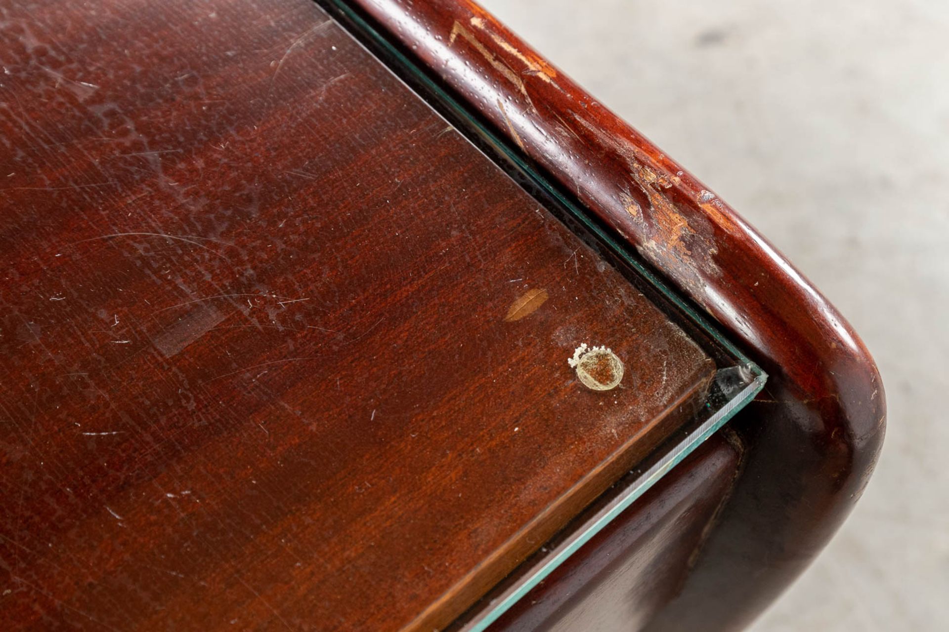 A mid-century coffee table with a glass top, probably teak. (L:30 x W:130 x H:40 cm) - Bild 11 aus 12