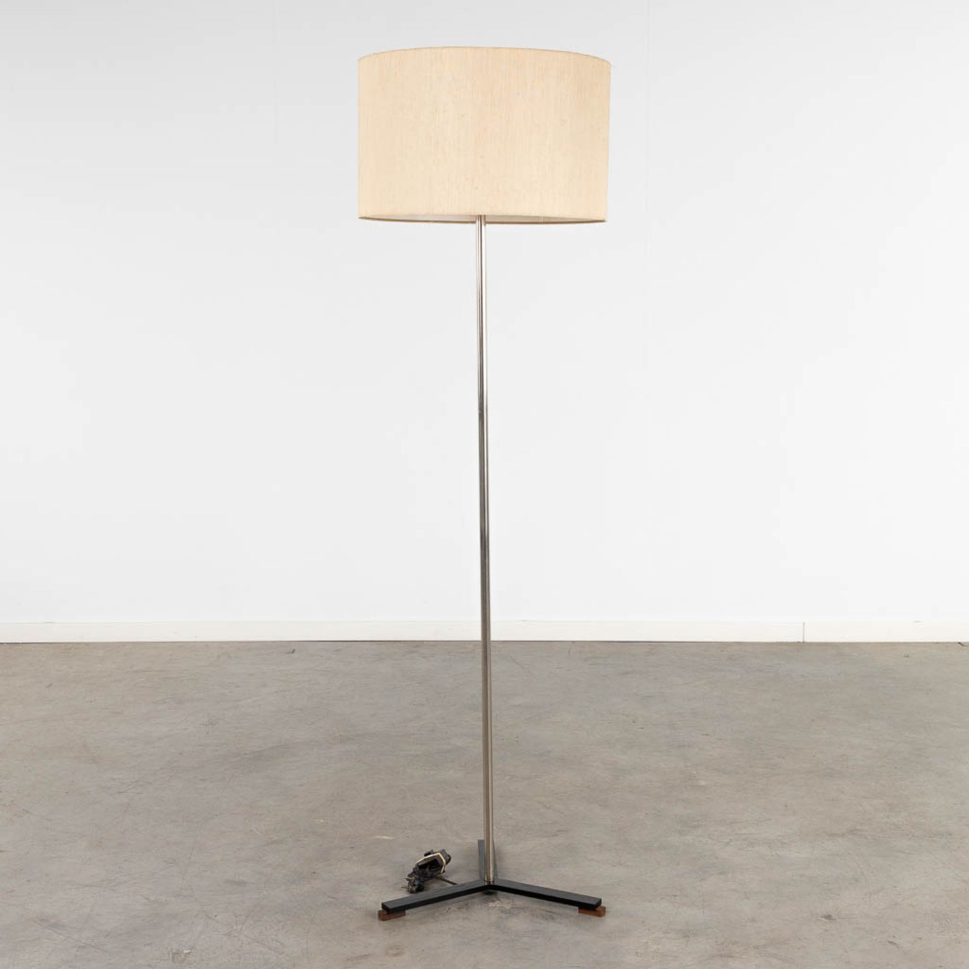 A mid-century floor lamp, chromed metal, metal and wood. (L:40 x W:40 x H:165 cm)