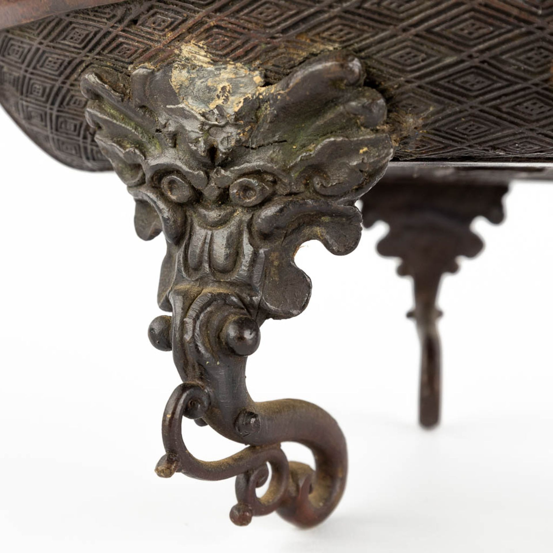 A Japanese incense burner, bronze with champslevé decor. 19th C. (L:19 x W:33 x H:27 cm) - Image 11 of 16