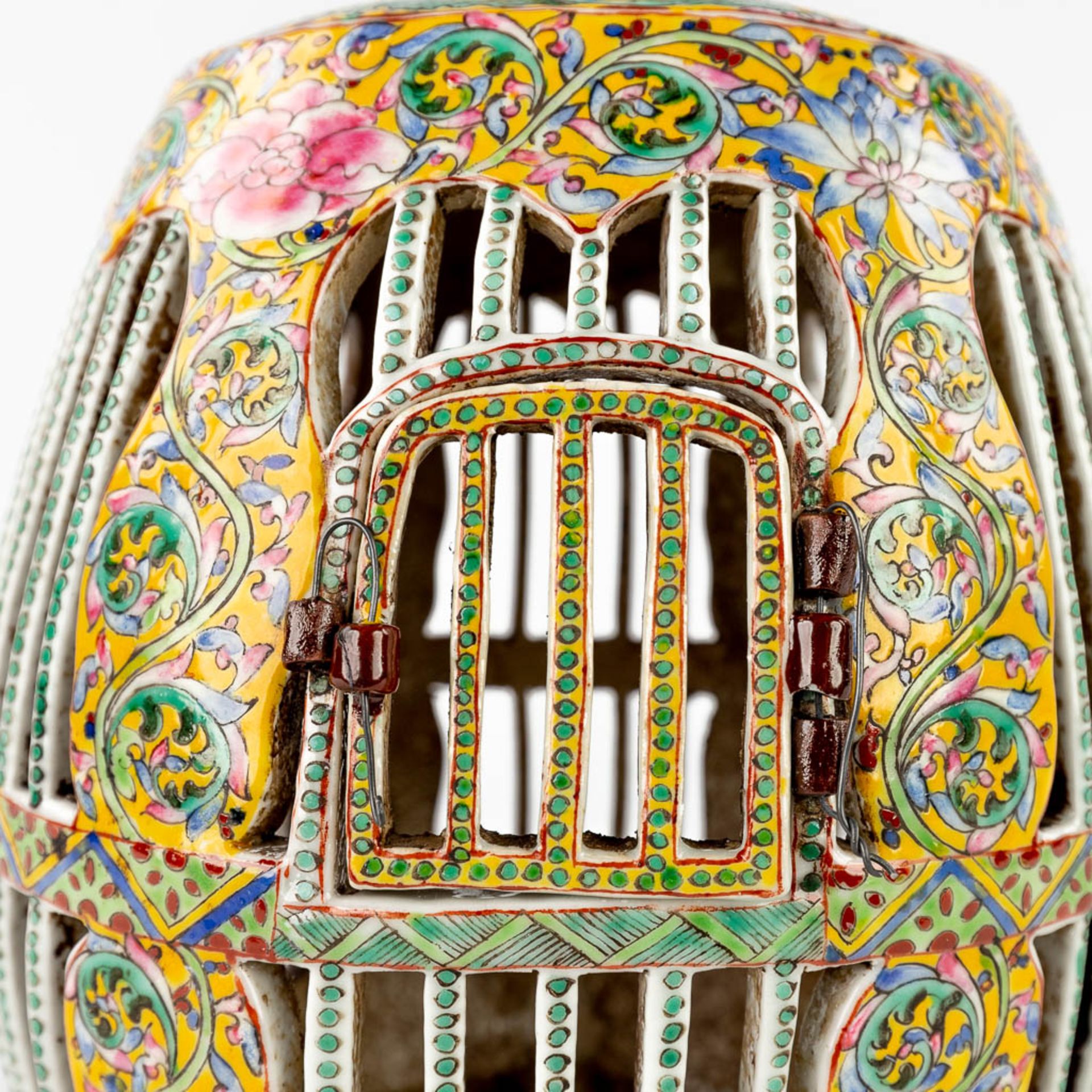 A Chinese porcelain 'Bird Cage', Famille Rose, Qianlong Mark. 20th C. (H:25 x D:19 cm) - Image 10 of 12