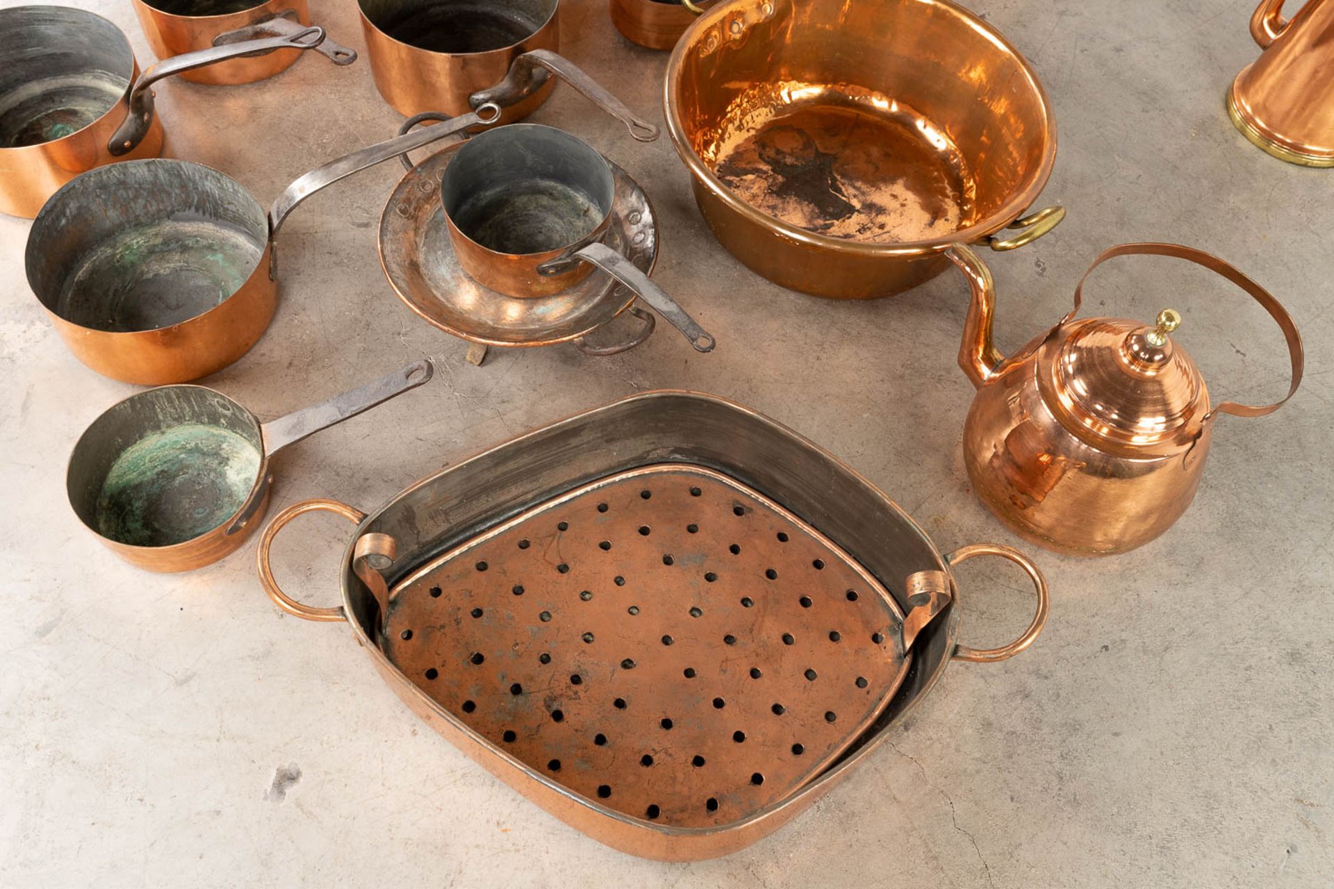 A collection of copper accessories and kitchen utensils. (W:47 x H:40 x D:35 cm) - Image 4 of 11