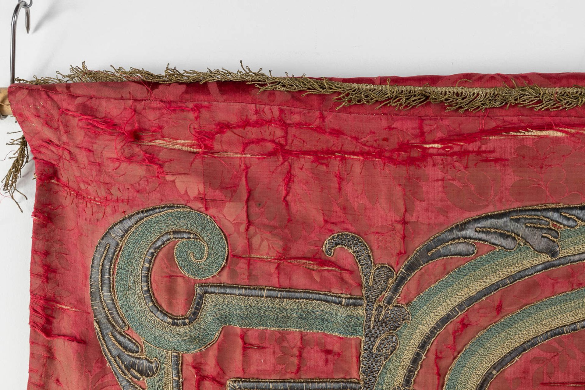 A set of antique and matching banners, finished with embroideries. 18th C. (W:143 x H:145 cm) - Bild 24 aus 25