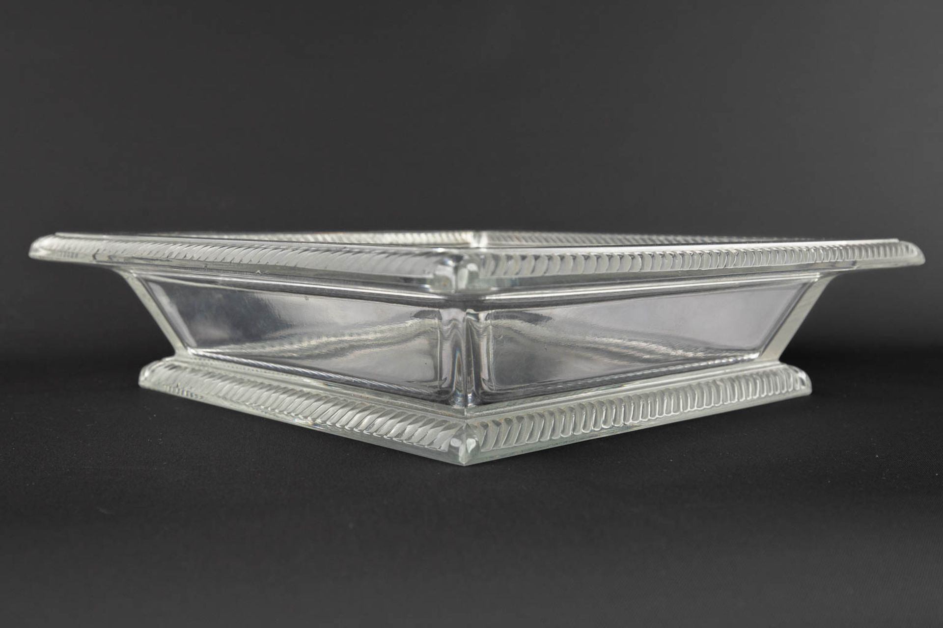 Lalique France, a square 'Vide Poche' or tray, glass. 20th C. (L:25 x W:25 x H:6,5 cm) - Image 4 of 11