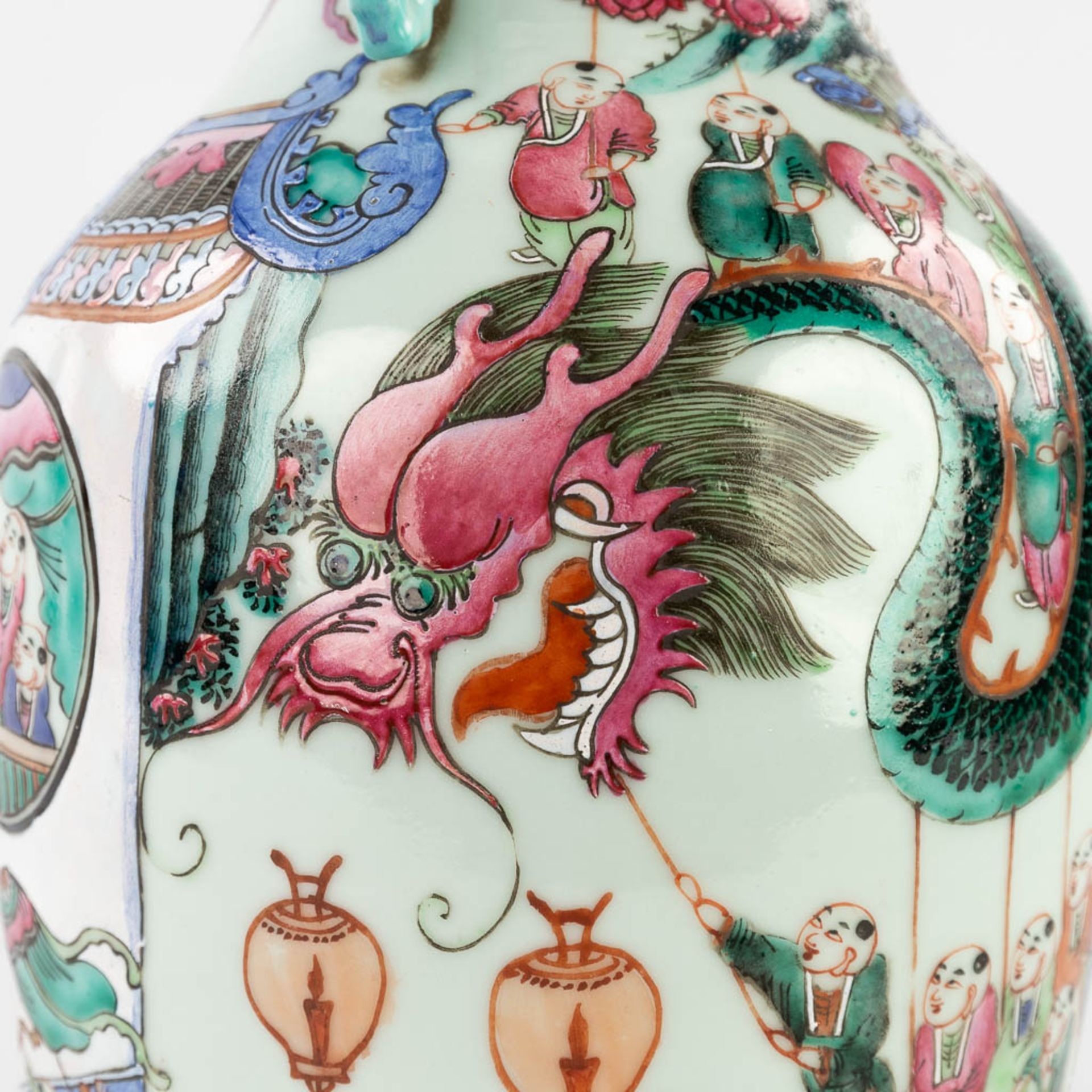 A Chinese Famille Rose '100 Boys' vase. 19th C. (H:44 x D:23 cm) - Image 13 of 13