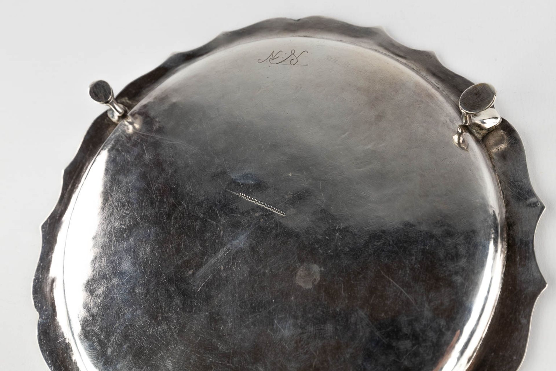 An 'Asiette Volante', silver, probably made in Namur, Belgium. 18th C. 269g. (H:2 x D:20 cm) - Bild 8 aus 8