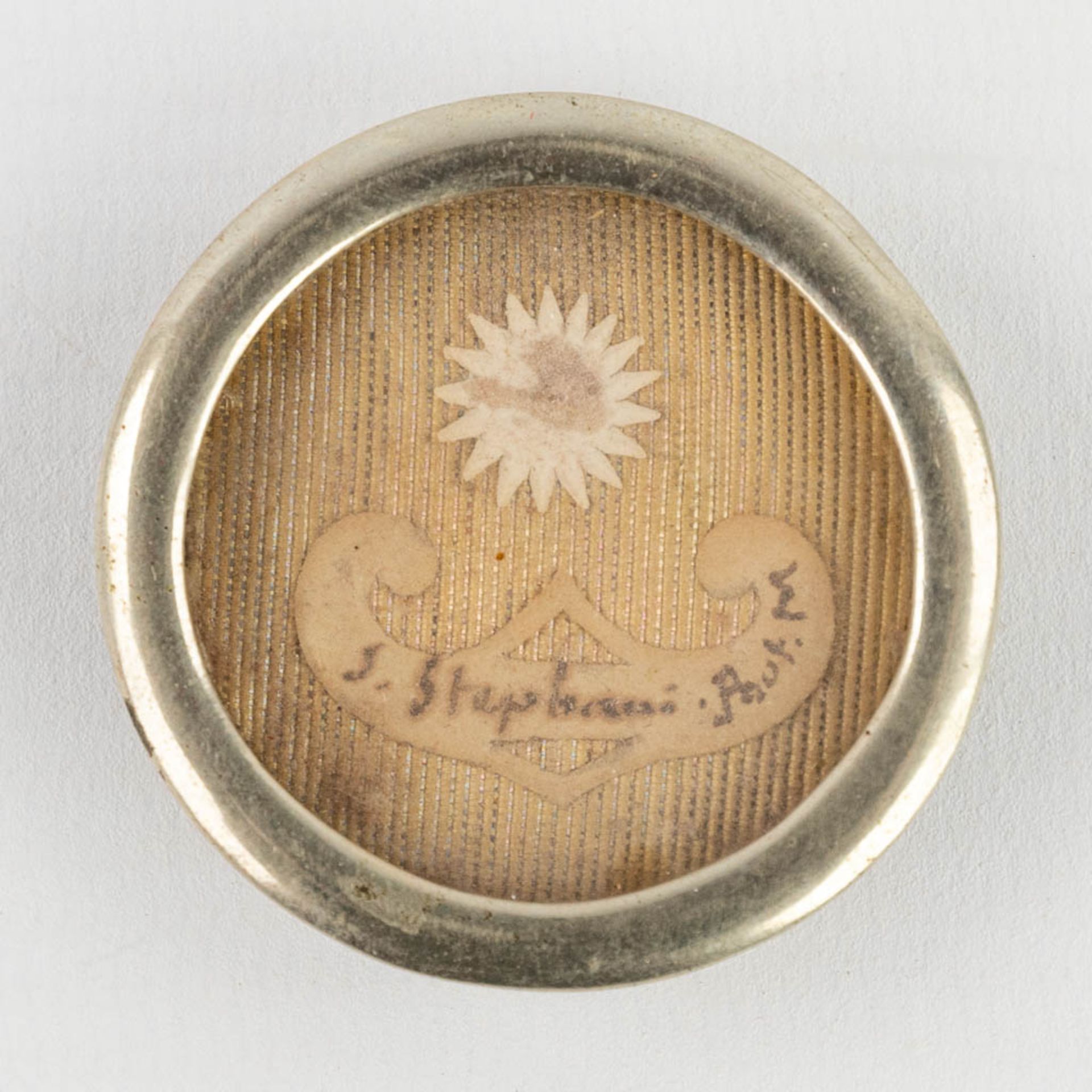 A sealed Theca with relic: Ex ossibus St. Stephanii, Proto.Mart. (H:1 x D:4,1 cm) - Image 5 of 6