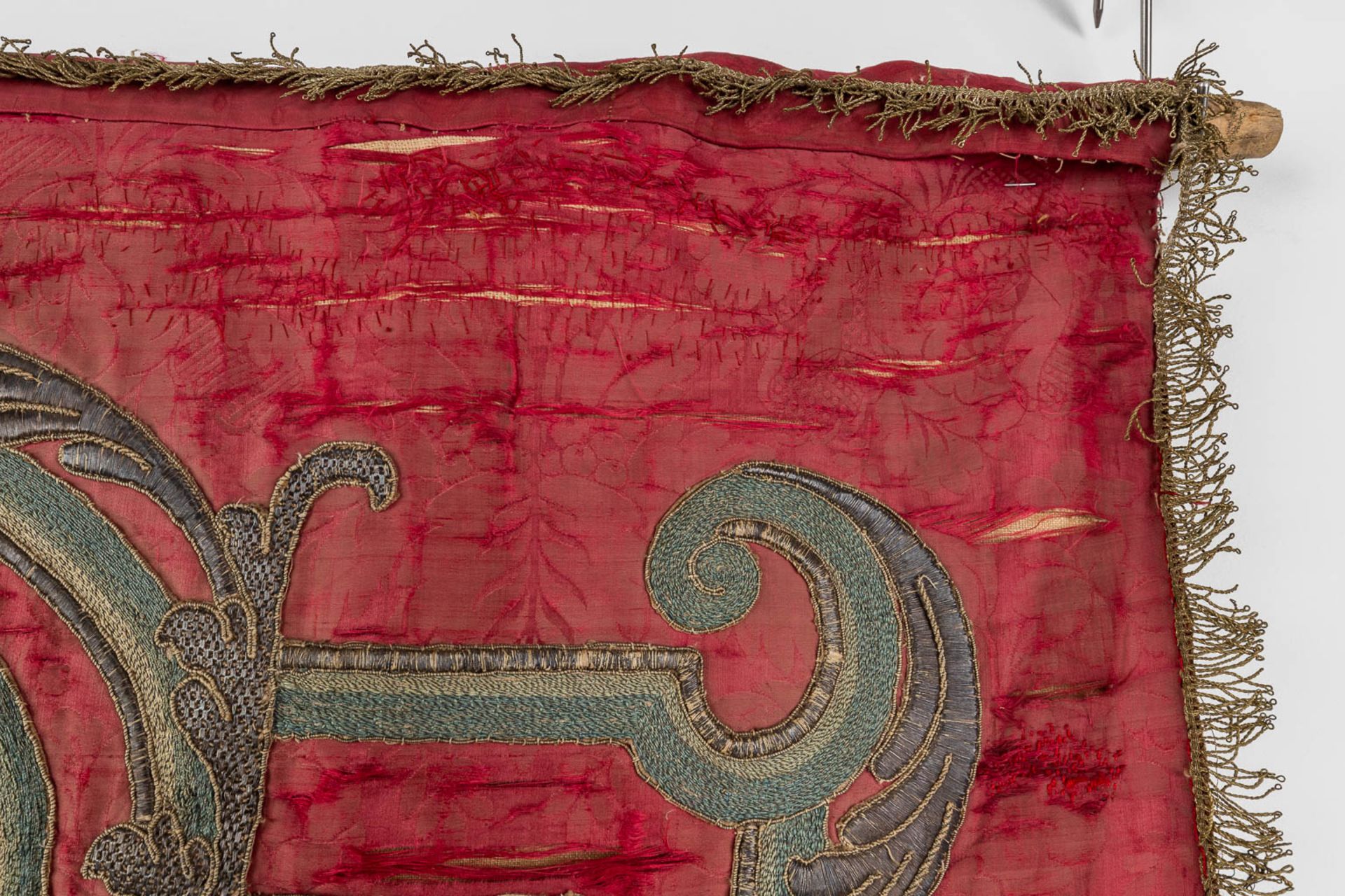 A set of antique and matching banners, finished with embroideries. 18th C. (W:143 x H:145 cm) - Bild 12 aus 25