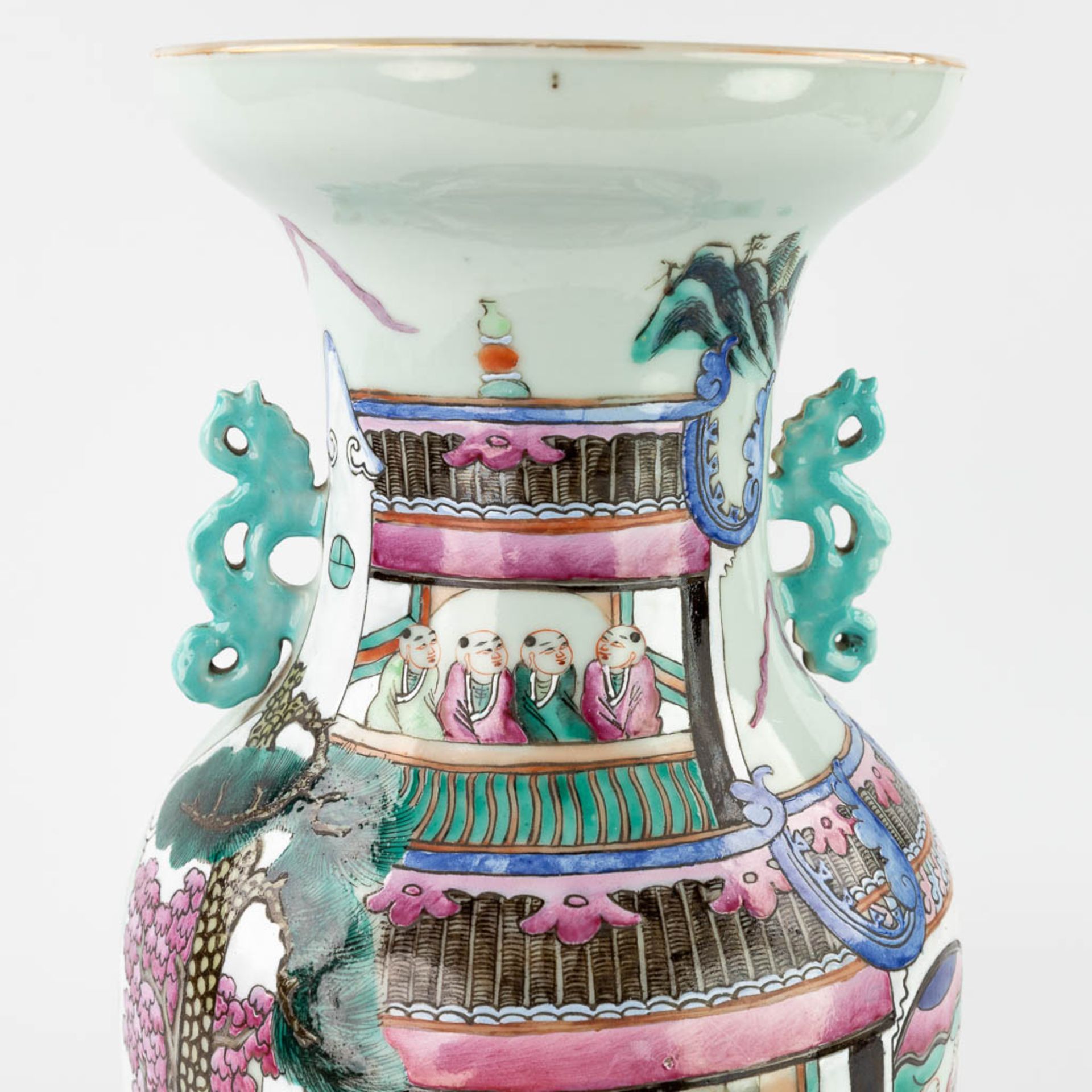 A Chinese Famille Rose '100 Boys' vase. 19th C. (H:44 x D:23 cm) - Image 9 of 13