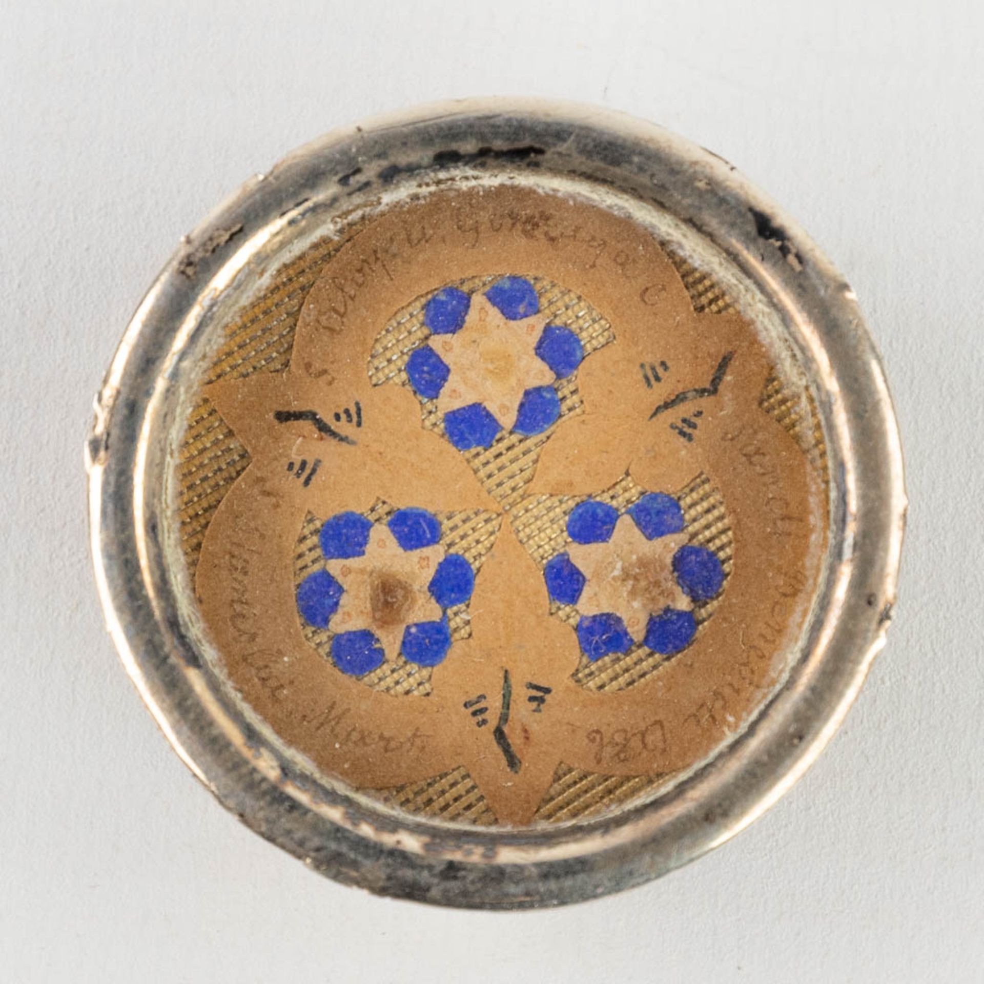 A sealed Theca with relic: Ex. Ossibus Sancti Alerysii Gons, S. Bernadi Abbot, S. Stanislai (H:1,5 x - Image 6 of 7