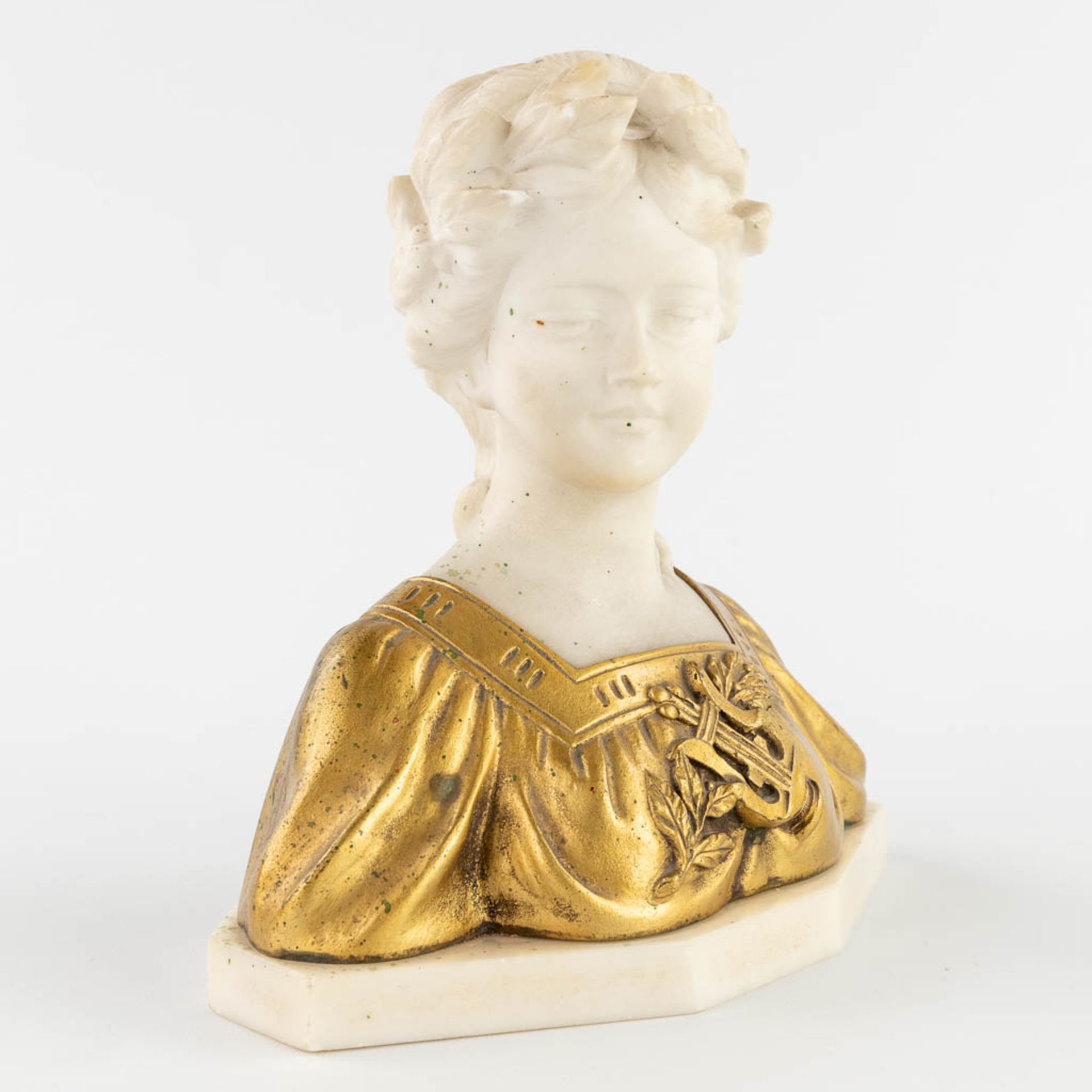 Gustave VAN VAERENBERGH (1873-1927) 'Bust of a lady' spelter and alabaster. (L:10,5 x W:20 x H:21 cm - Bild 3 aus 10