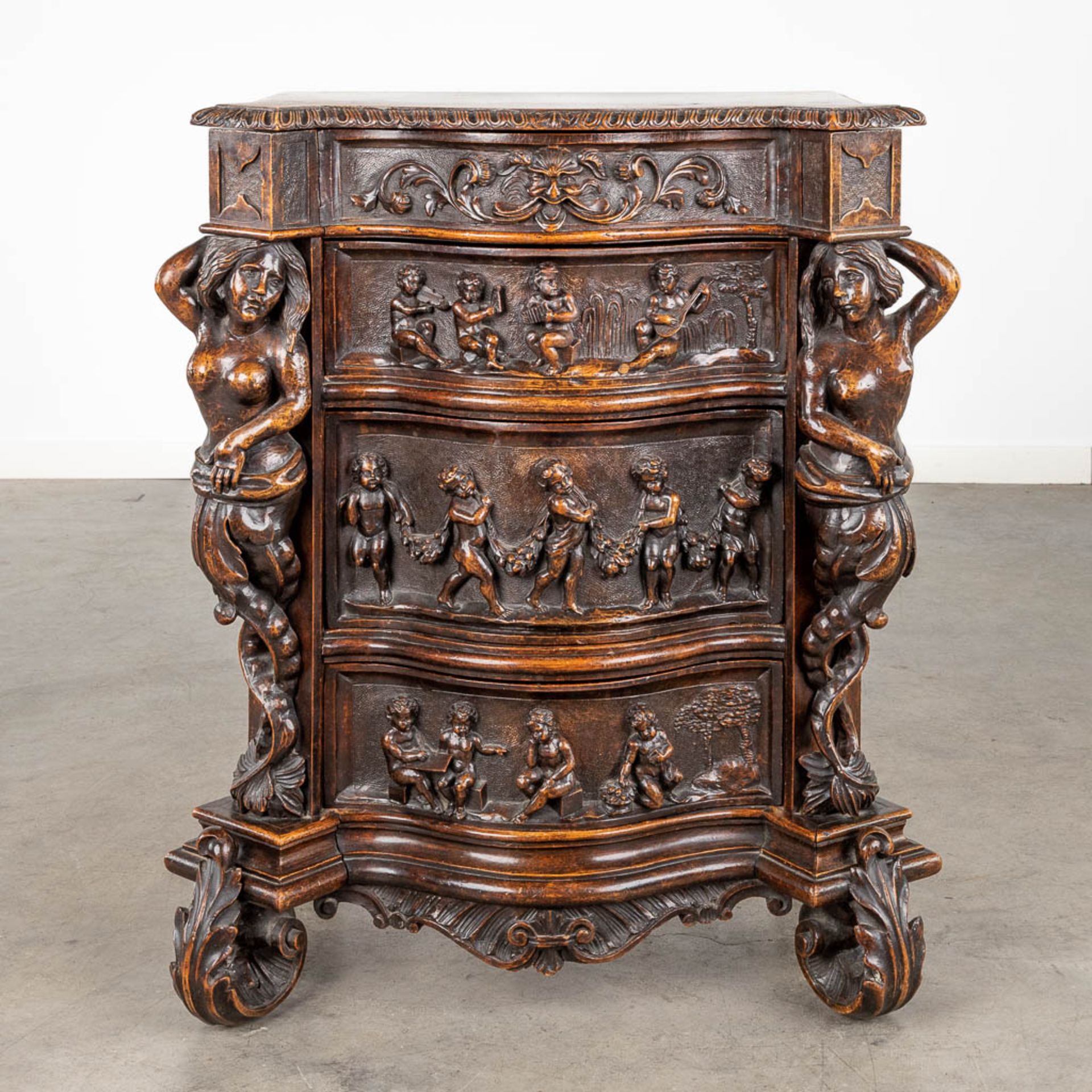 A Rococo-inspired commode, richly sculptured with mythological figurines, putti and ladies. Circa 19 - Bild 5 aus 20