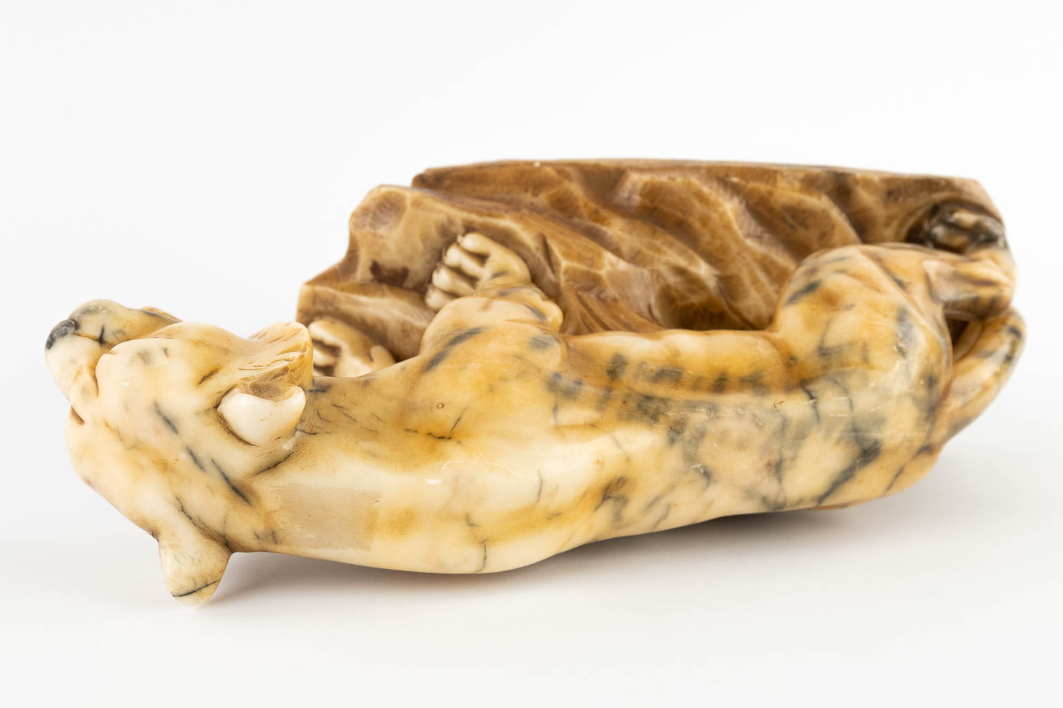 Figurine of a tiger, sculptured alabaster. 20th C. (D:13 x W:32 x H:27 cm) - Image 8 of 11