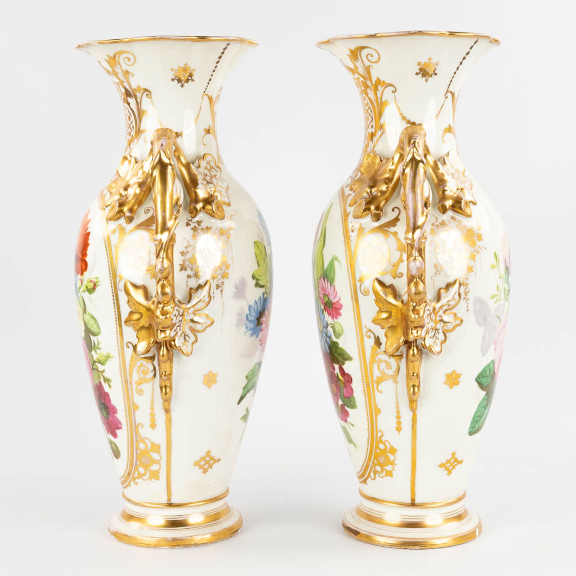 Vieux Bruxelles, a pair of vases with hand-painted flower decor. Circa 1900. (D:18 x W:27 x H:45 cm) - Bild 6 aus 17