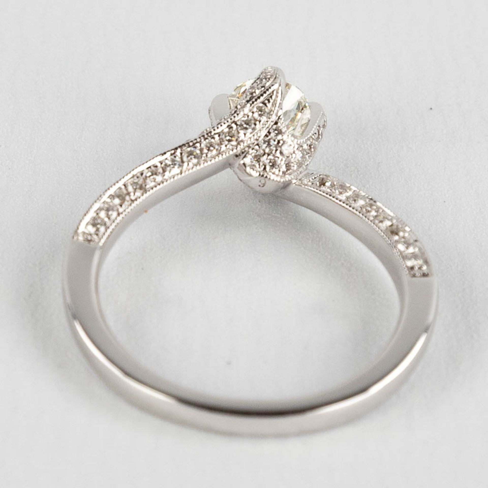 A ring, white gold with brilliant cut diamonds, central stone approximately 0,5ct, total appr. 0,53c - Image 5 of 10