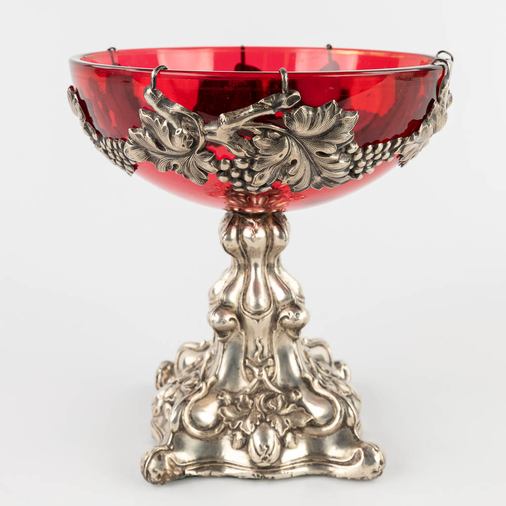 A red glass bowl on a silver base, decorated with grape vines. (H:20 x D:18,5 cm) - Image 6 of 14