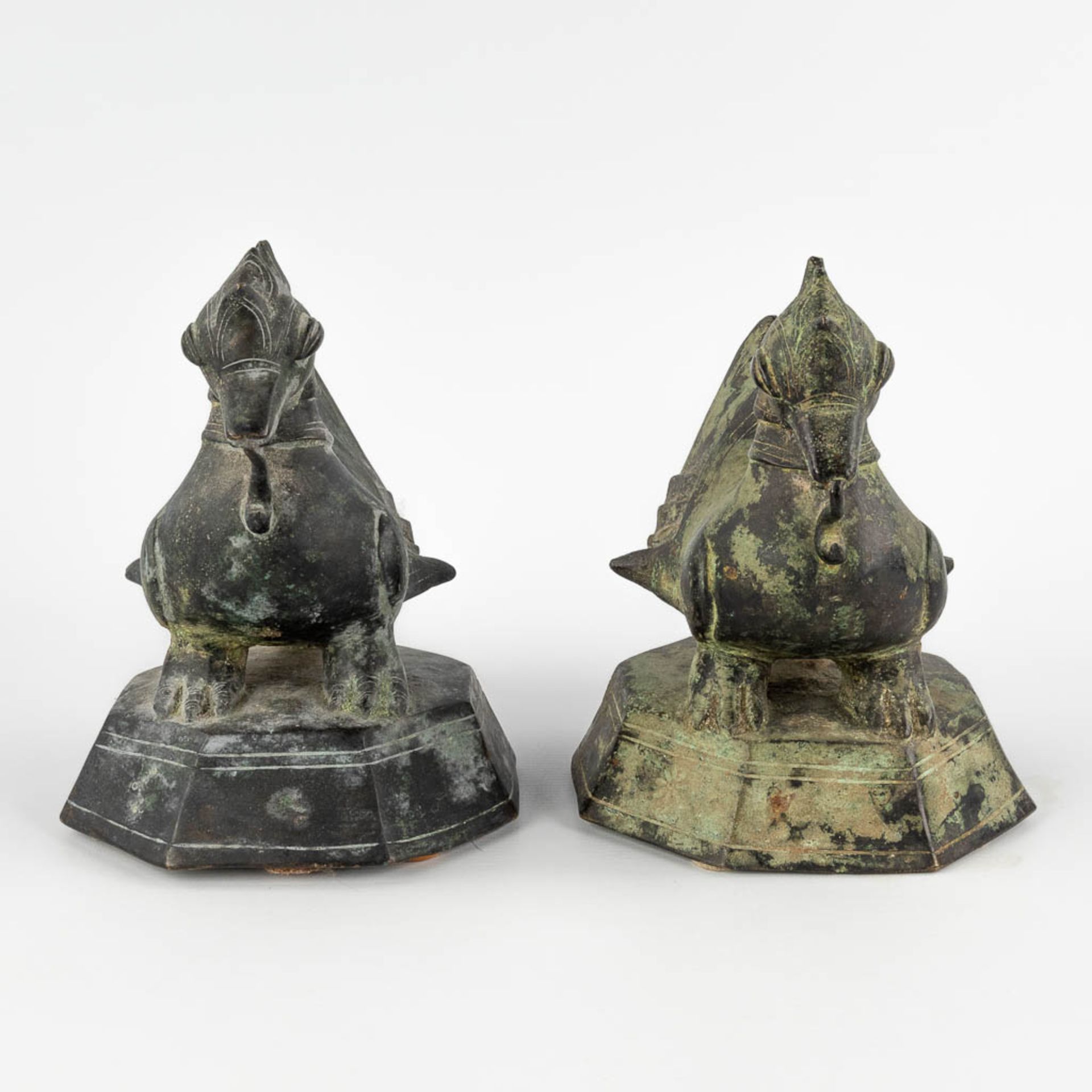 A pair of Oriental figurines, decorated with mythological figurines. Bronze. (D:17 x W:18 x H:22 cm) - Image 3 of 10