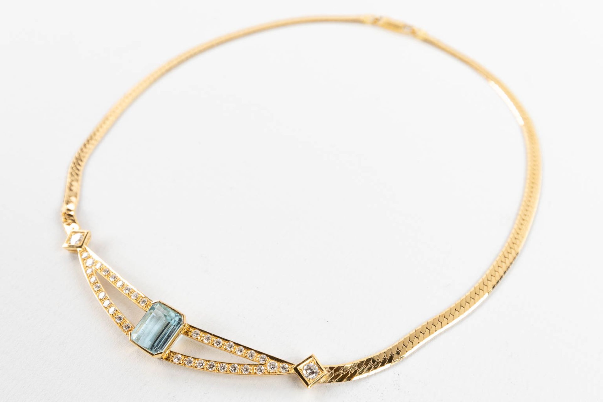 A necklace with two earrings, 18kt yellow gold Brilliants and Topaz/Aquamarine, 26,77g. - Image 6 of 15