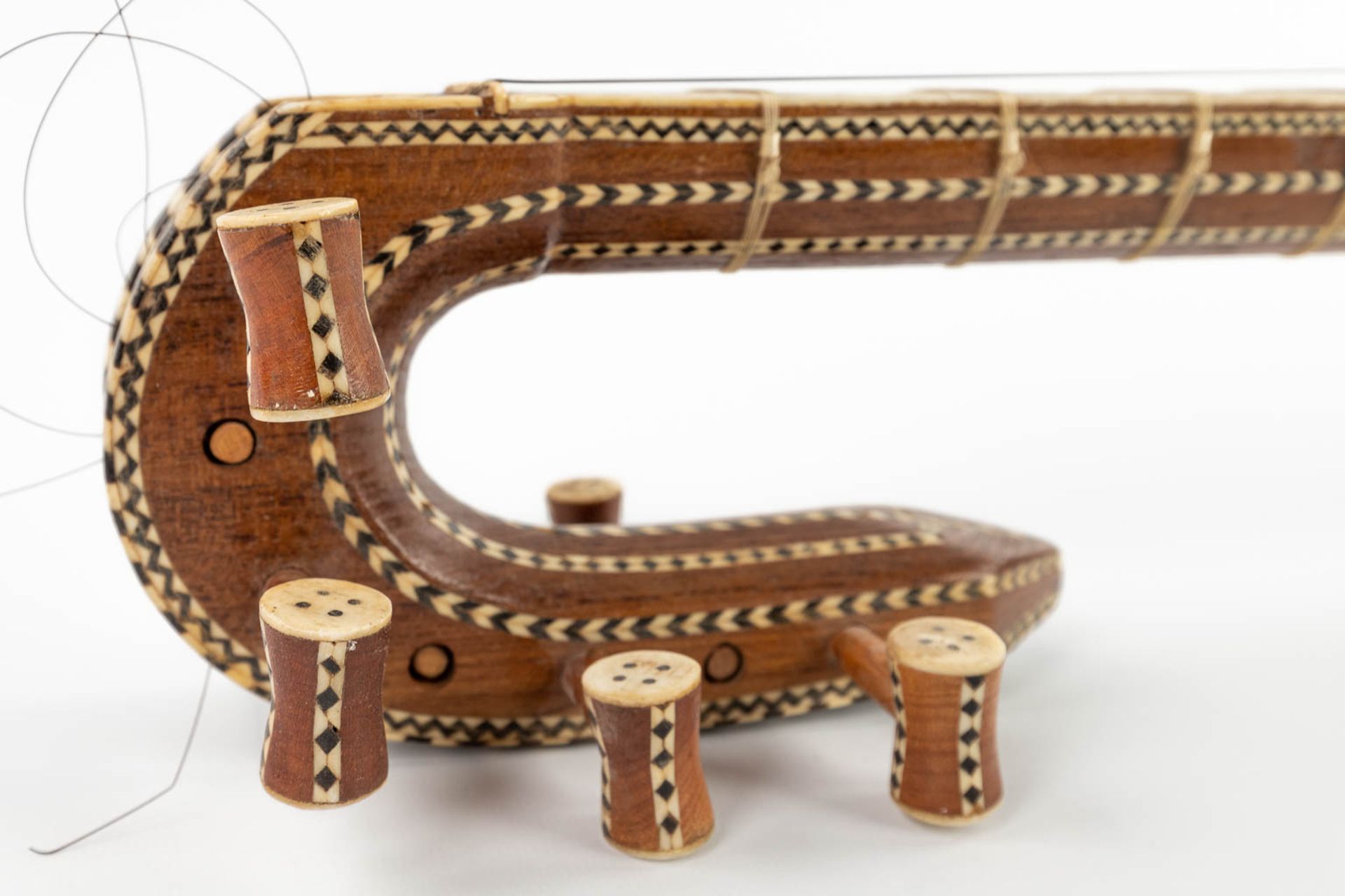An oriental musical instrument with 6 strings, snake leather and bone inlay. 20th C. (D:13 x W:15 x - Image 17 of 17