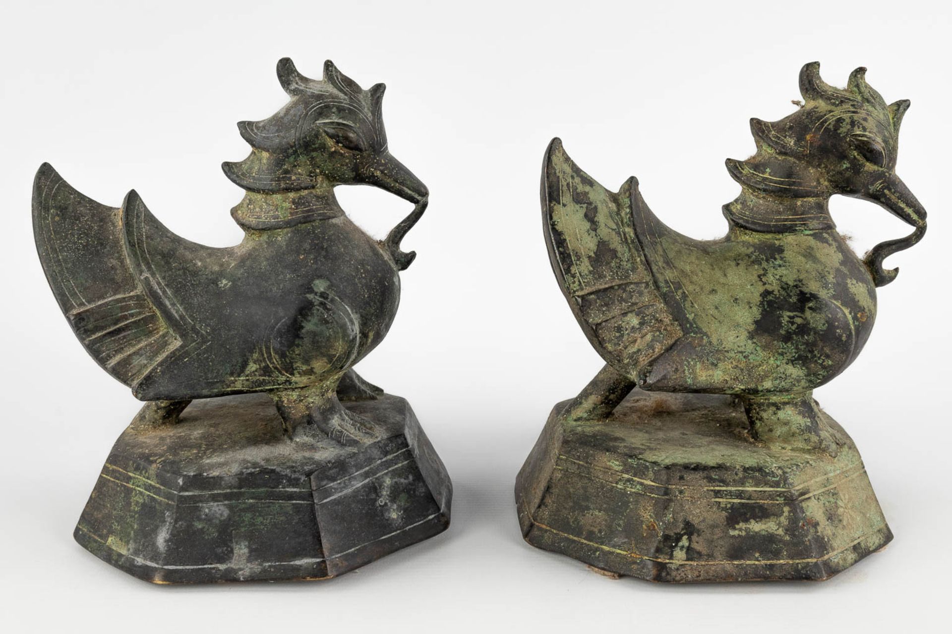 A pair of Oriental figurines, decorated with mythological figurines. Bronze. (D:17 x W:18 x H:22 cm) - Image 4 of 10
