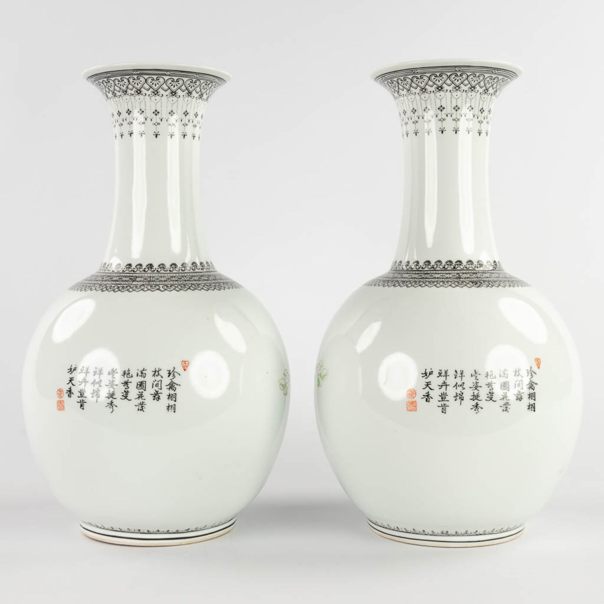 A pair of Chinese vases, decorated with fauna and flora, 20th C. (H:35 x D:20 cm) - Bild 5 aus 15