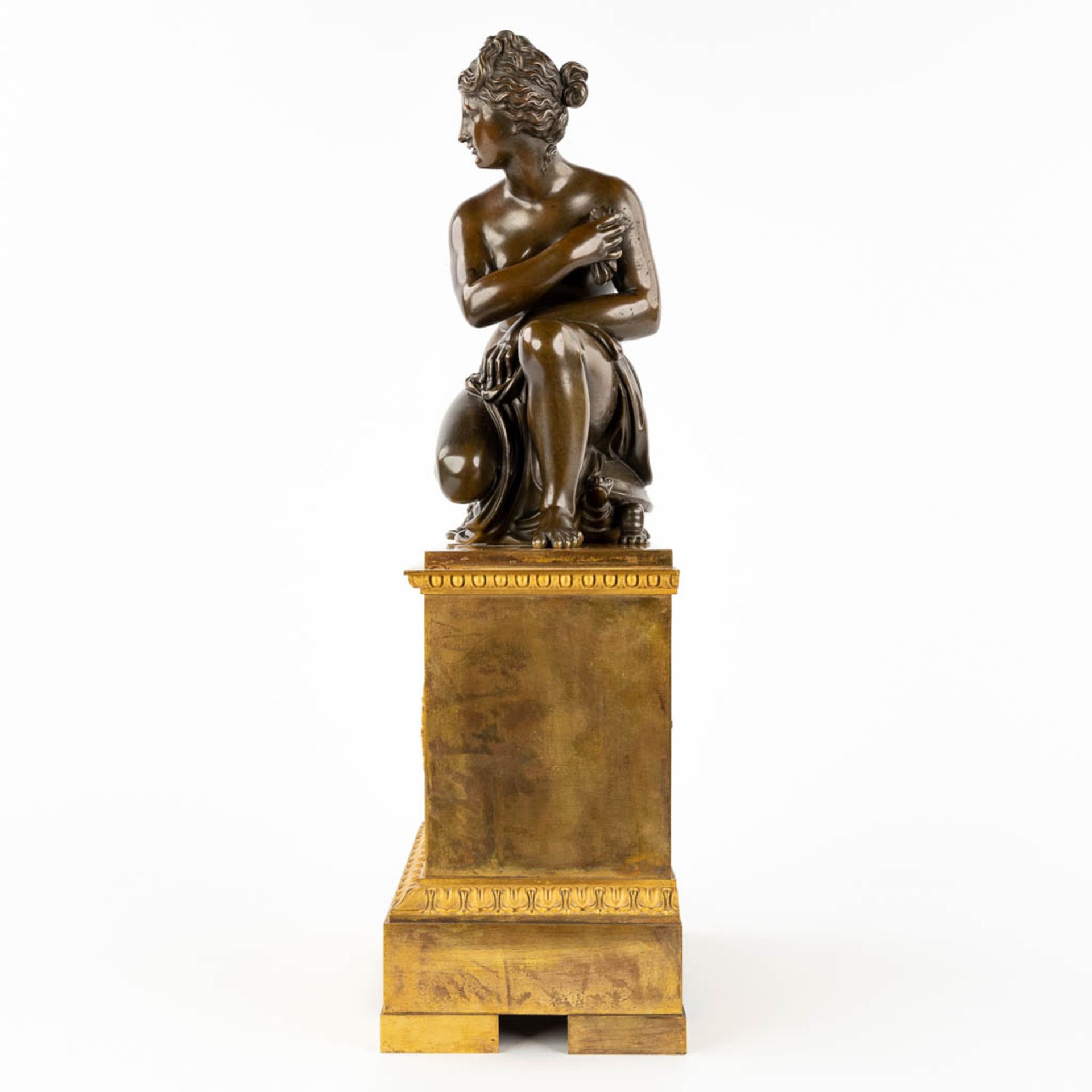 An antique mantle clock after Antoine Coysevox (1640-1720): 'The crouching Venus'. Empire, 19th C. ( - Image 7 of 11