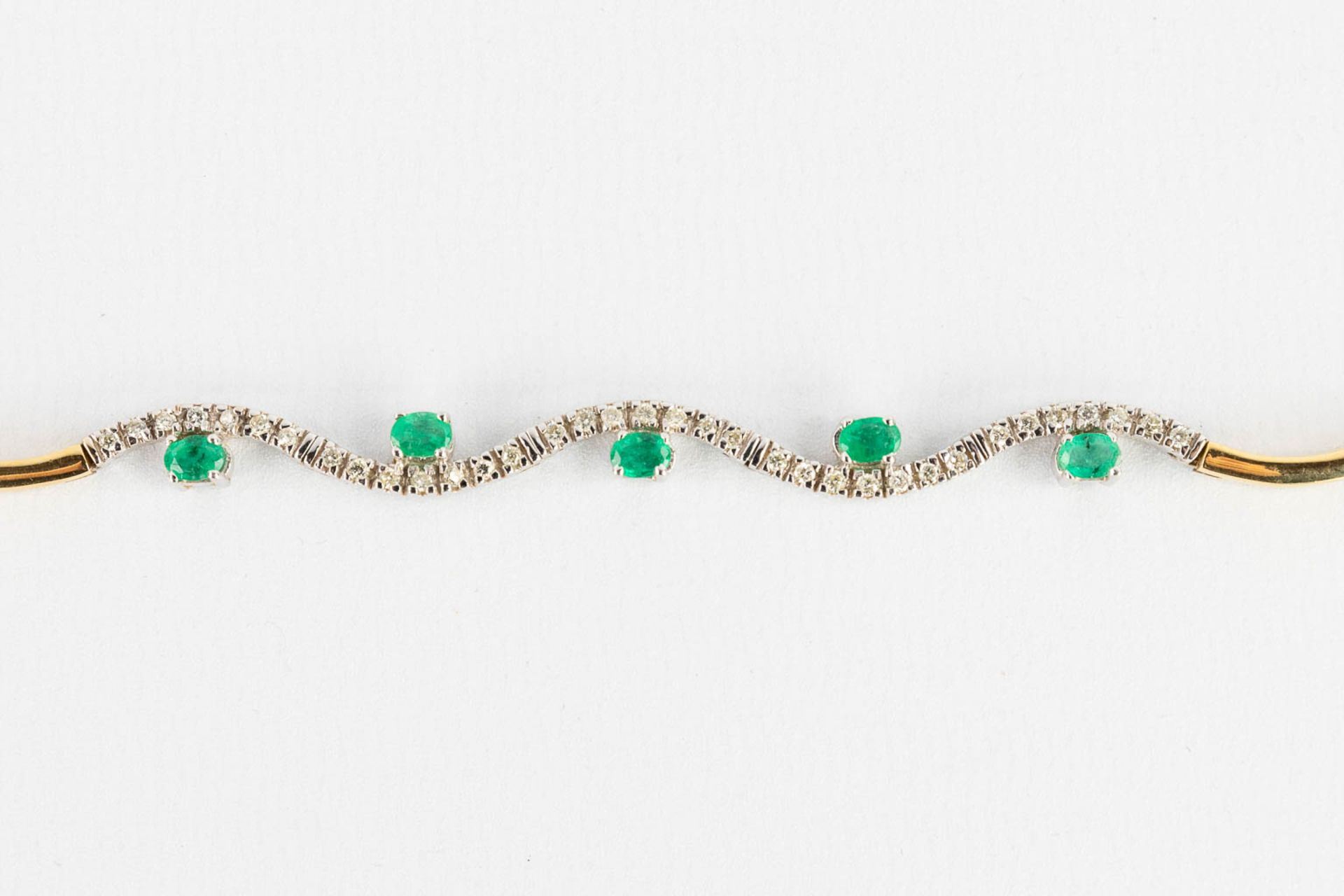 A necklace, 18 karats yellow and white gold, decorated with green, probably, emeralds. 24,67g. - Image 11 of 11