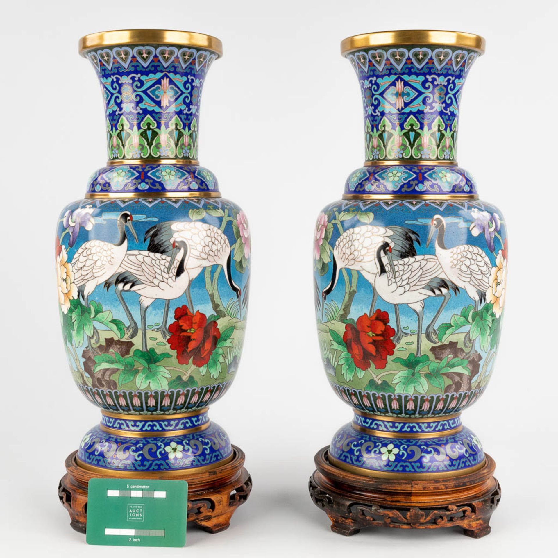 A pair of Chinese bronze cloisonné vases, decorated with cranes and flowers. 20th C. (H:39 x D:18 cm - Bild 2 aus 13