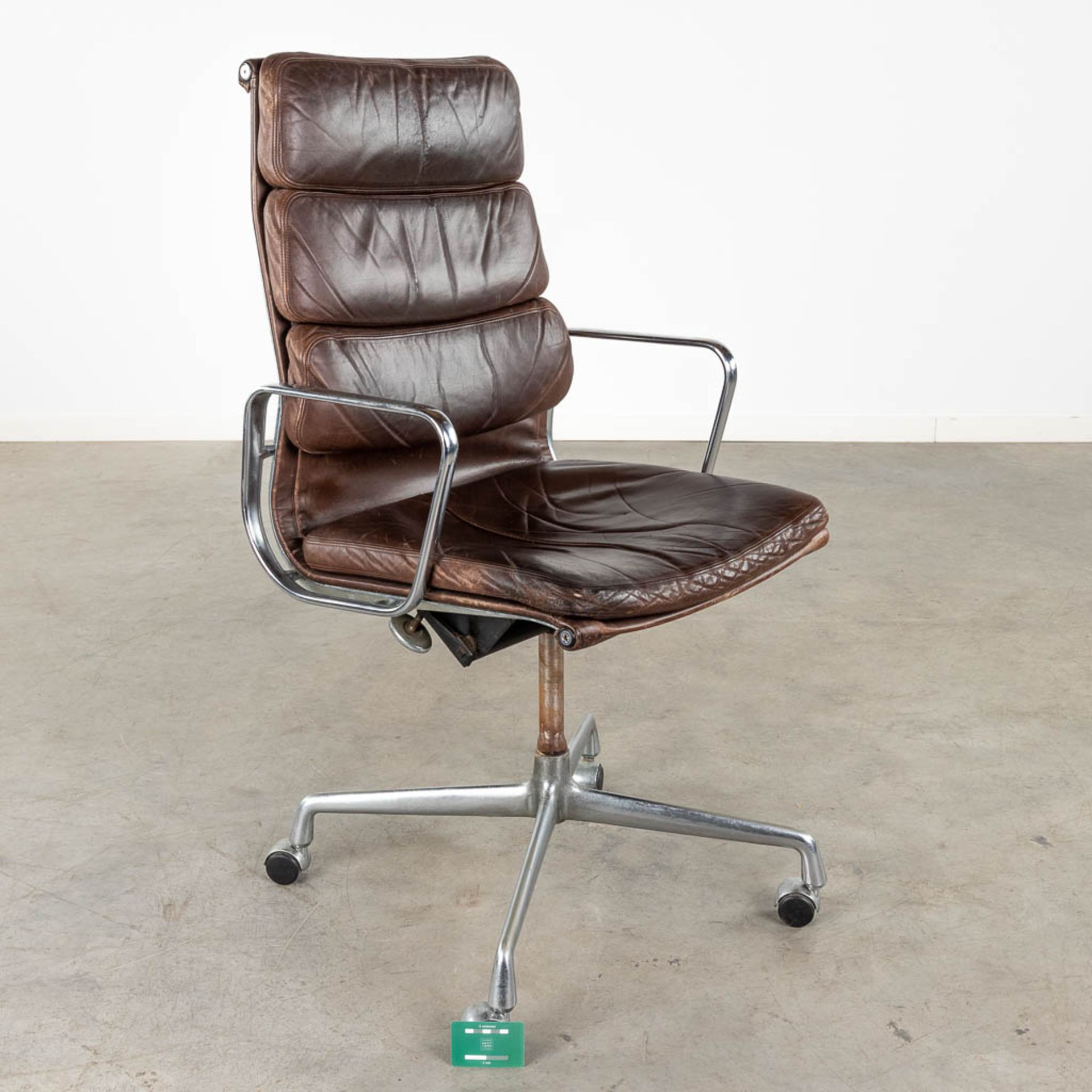 Charles &amp; Ray EAMES (XX-XXI) 'Soft Pad Office Chair' for Herman Miller. (D:111 x W:59 x H:63 cm) - Image 2 of 12