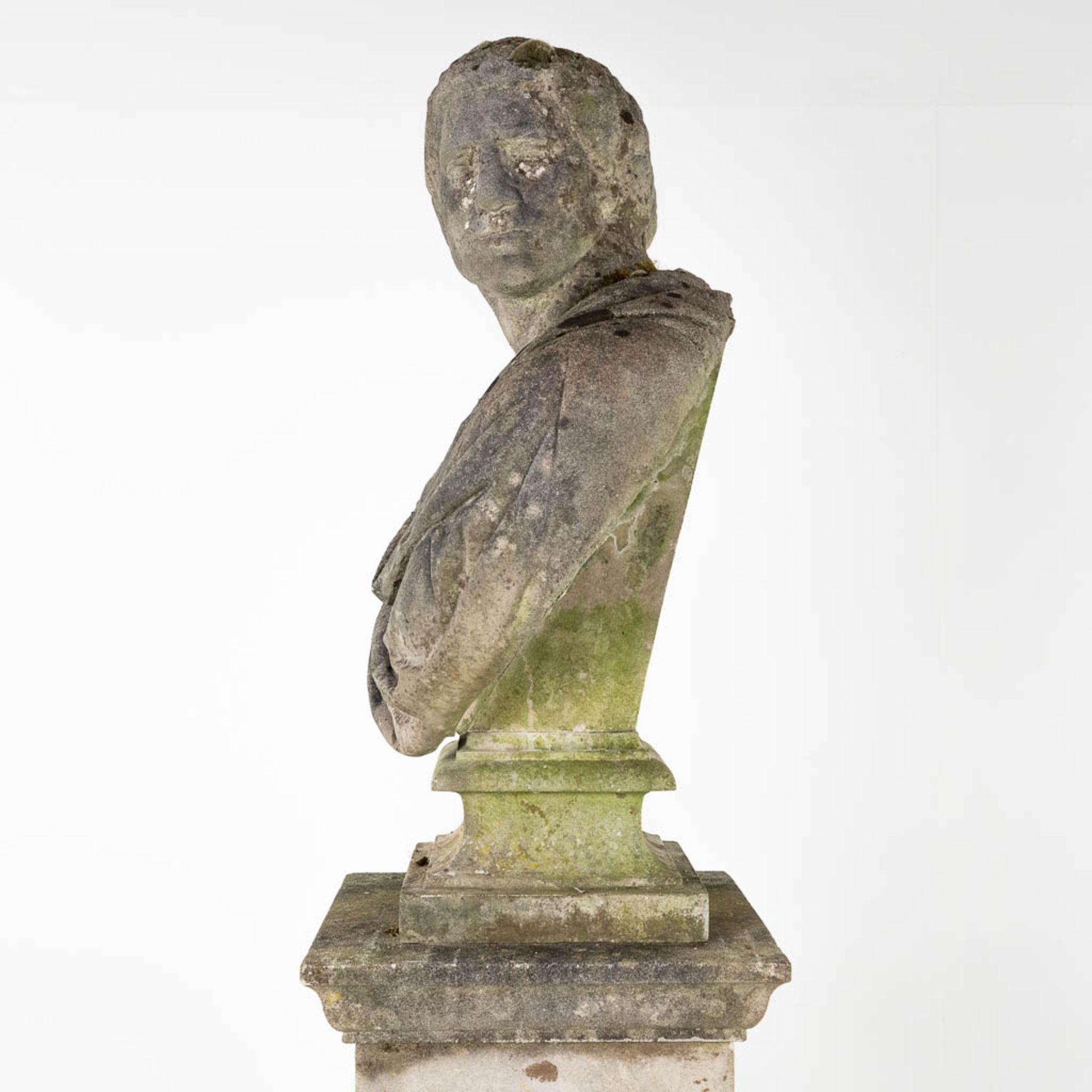 Bust of a Roman on a pedestal, probably Caesar, cast concrete. 20th C. (D:36 x W:75 x H:97 cm) - Image 4 of 10
