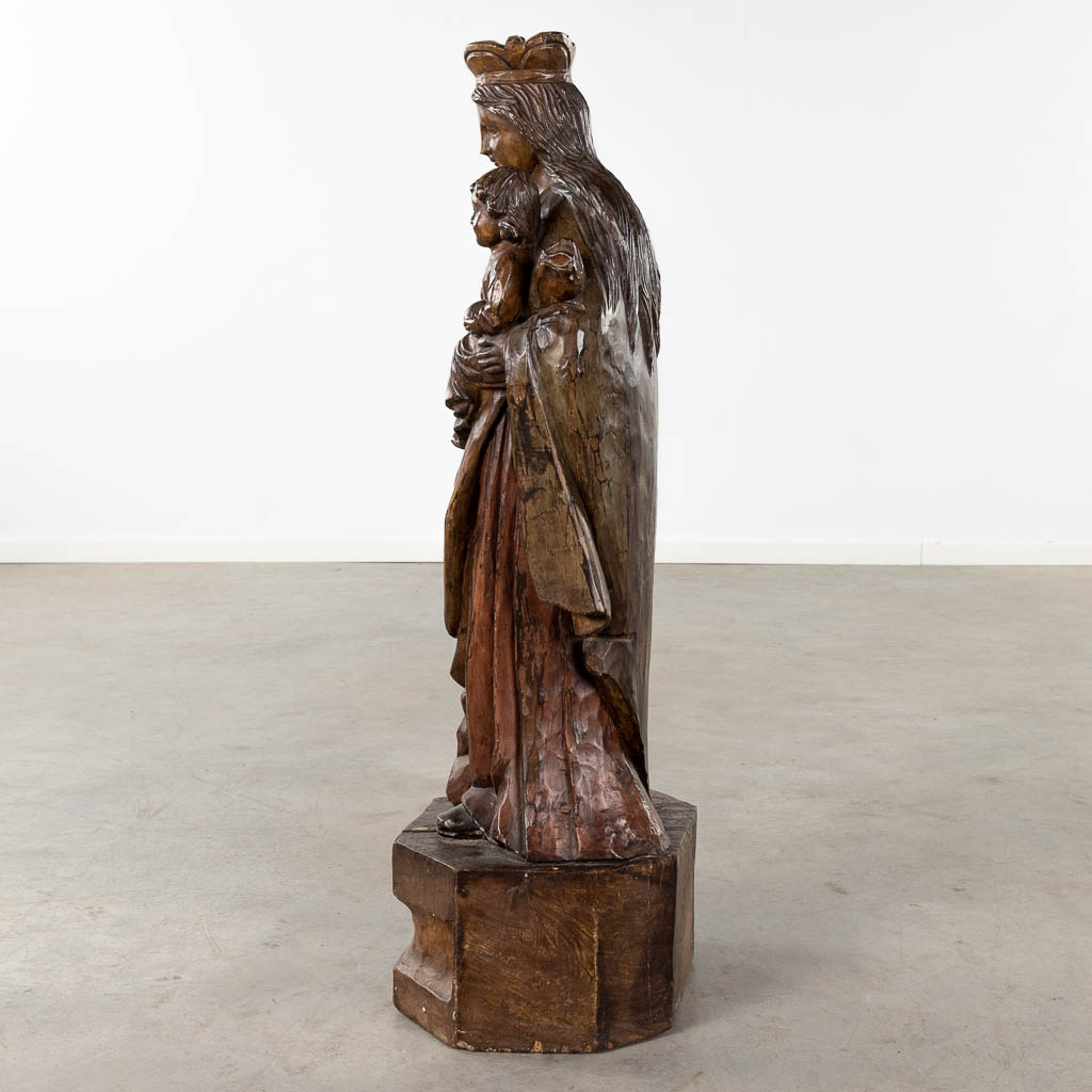 A large wood-sculptured figurine of Madonna. (D:28 x W:29 x H:95 cm) - Image 6 of 16
