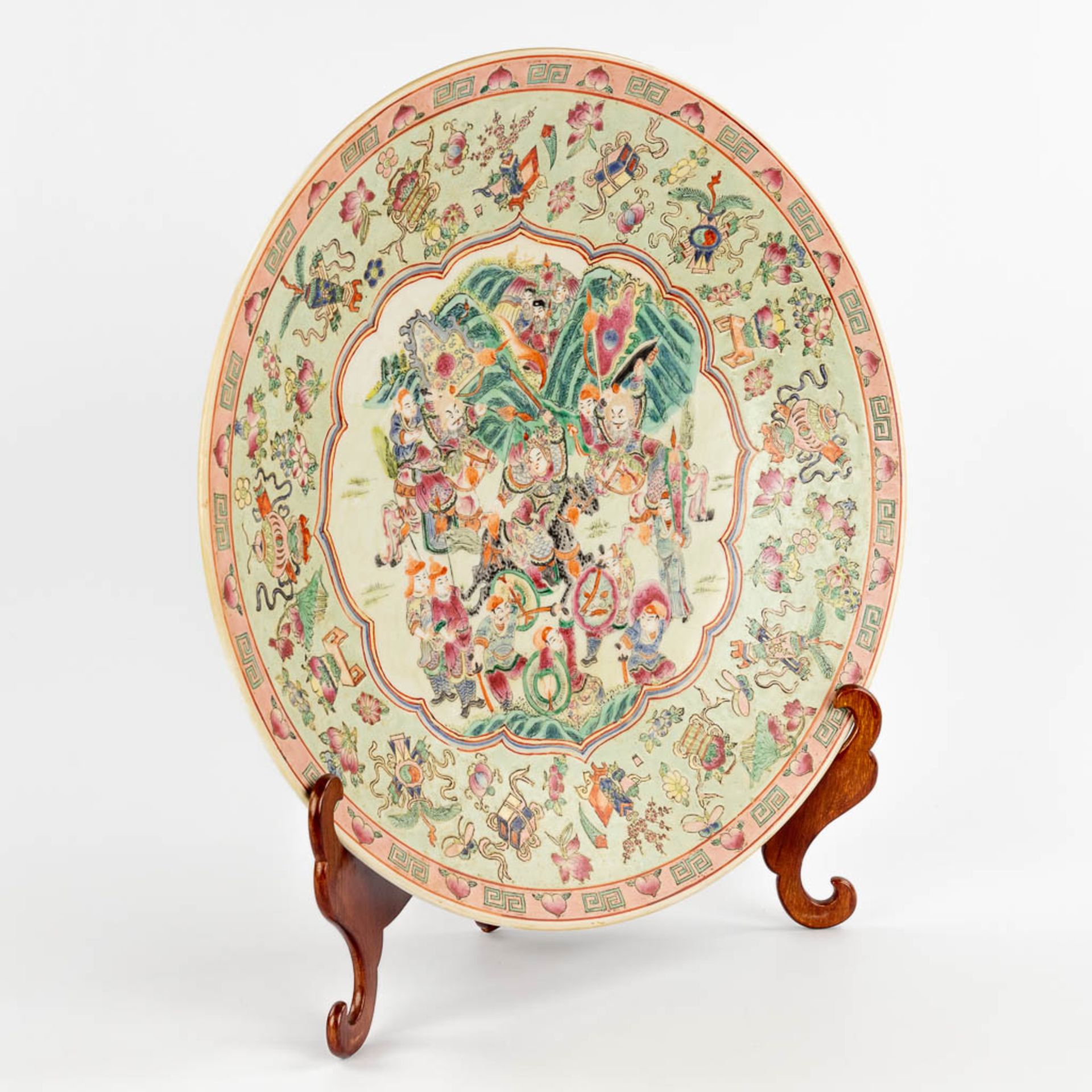 A Chinese Famille Rose plate, decorated with warriors, peaches and antiquities. 19th/20th C. (D:45,5 - Bild 3 aus 12